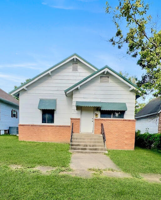 611 8th Street Property Photo 1