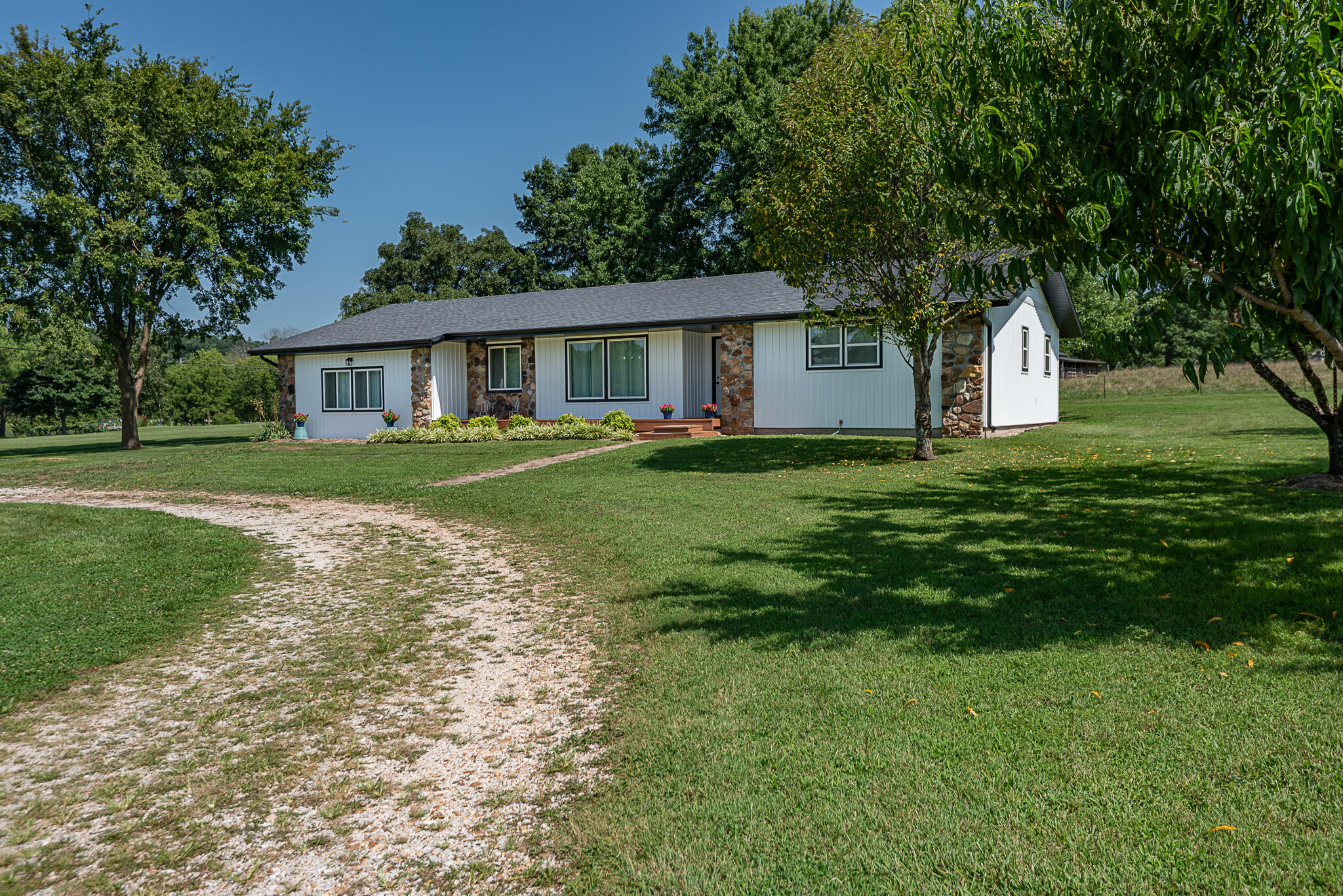 1905 East Webb Road Property Photo 3