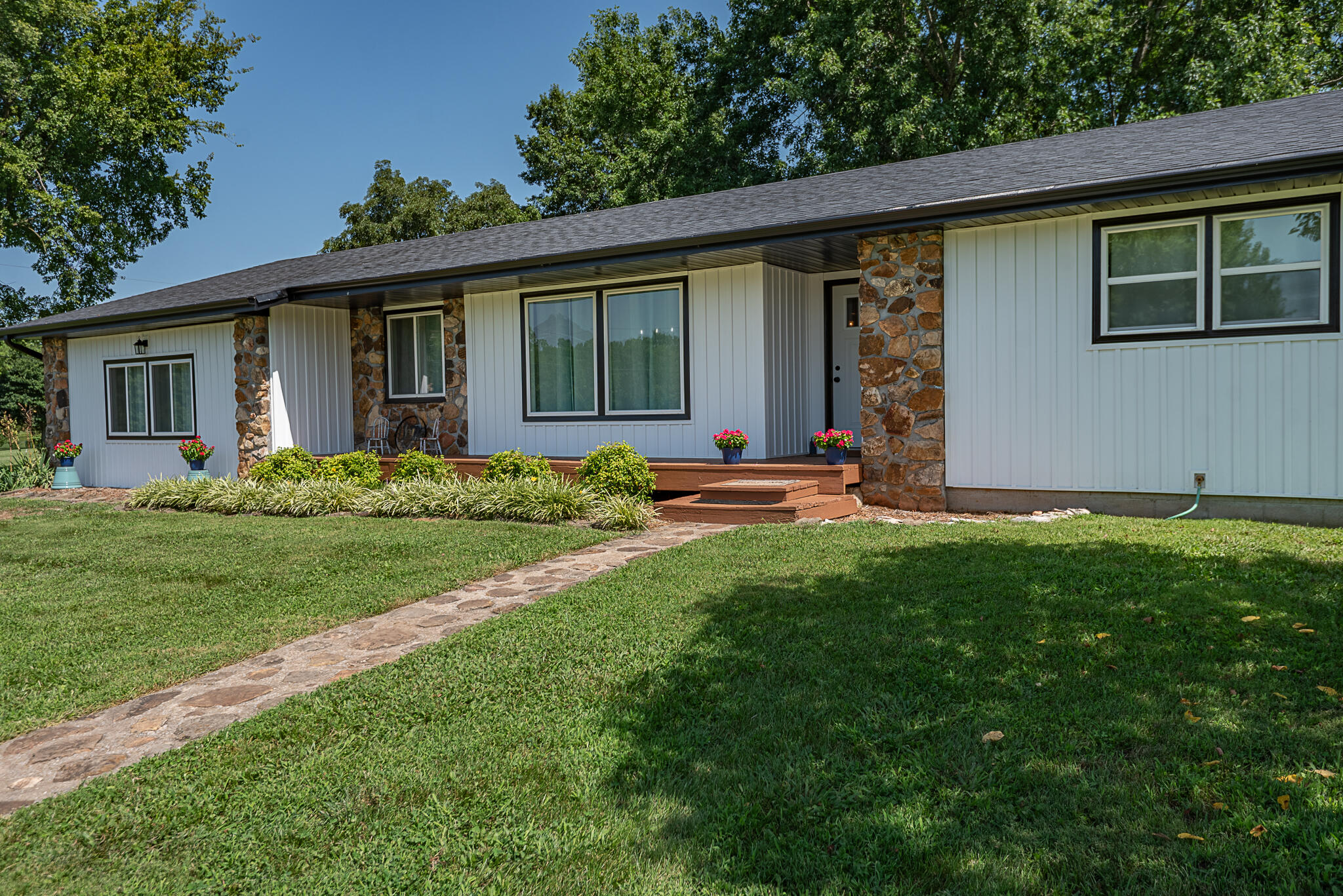 1905 East Webb Road Property Photo 4
