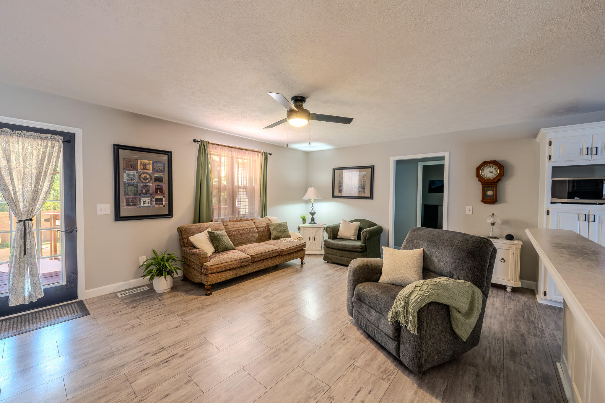 806 Oak Hill Drive Property Photo 2