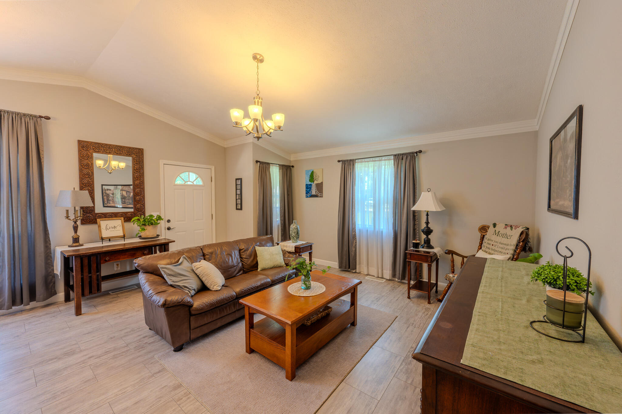 806 Oak Hill Drive Property Photo 3