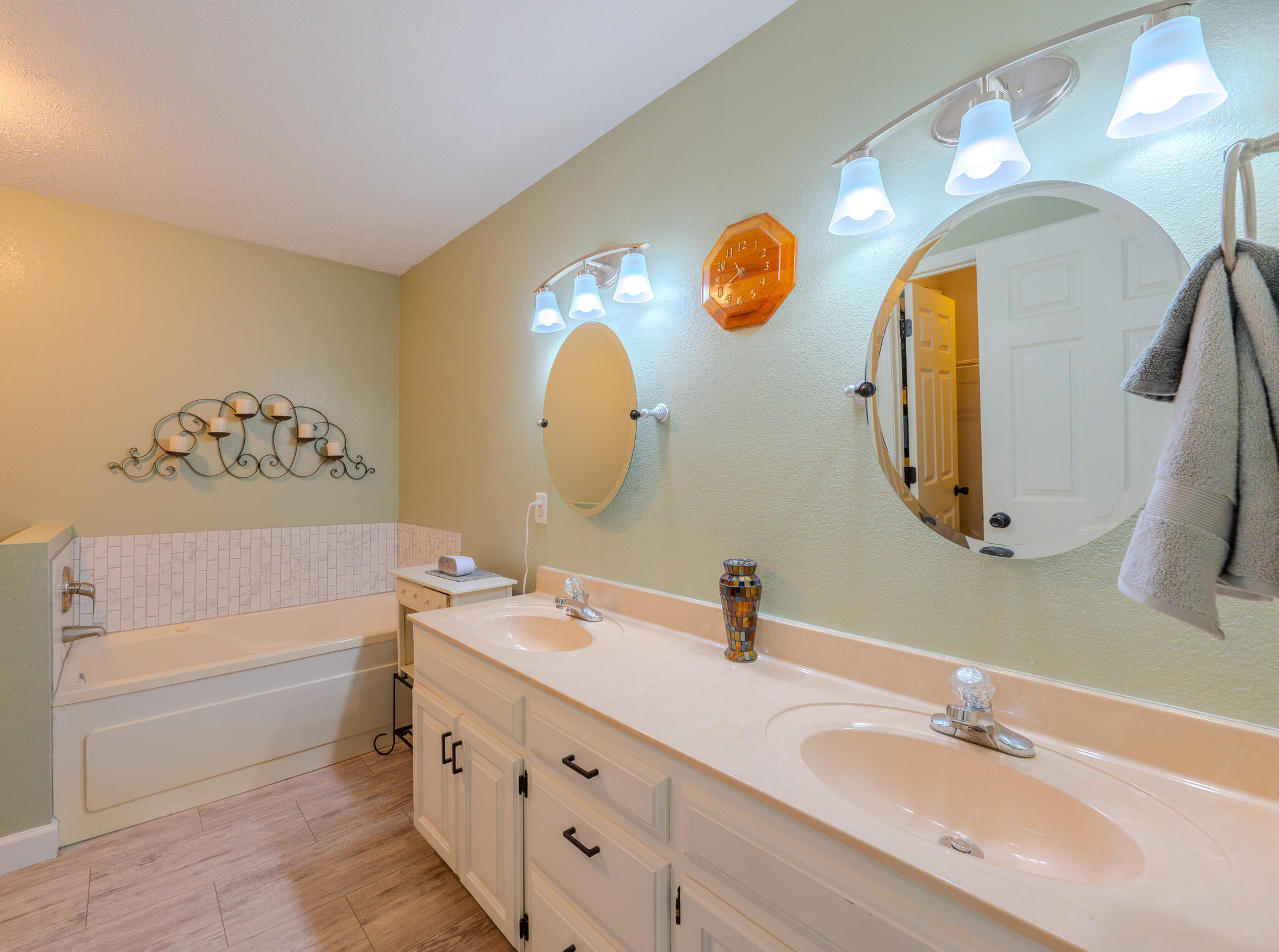 806 Oak Hill Drive Property Photo 8