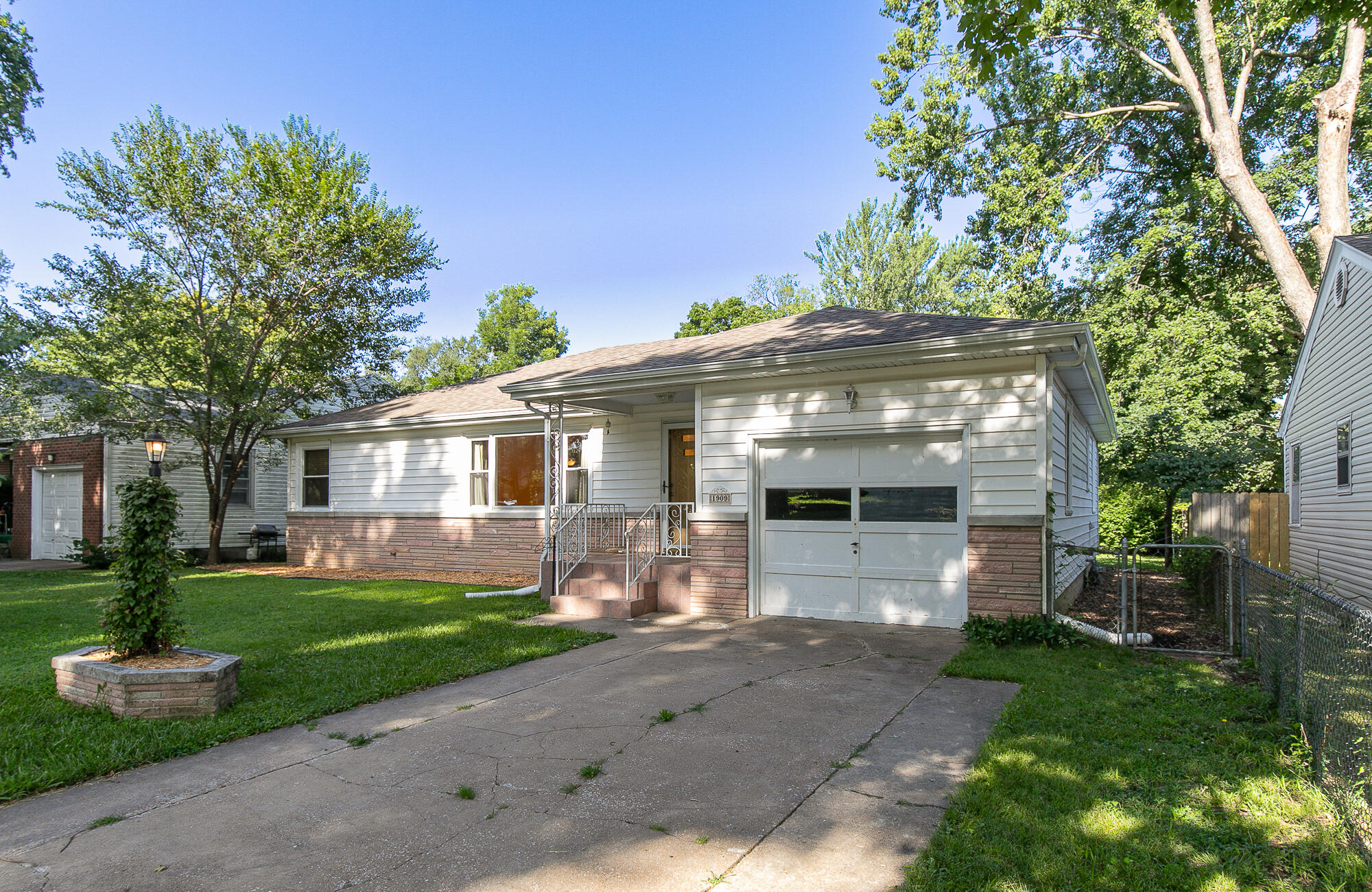 1909 South Pickwick Avenue Property Photo 1