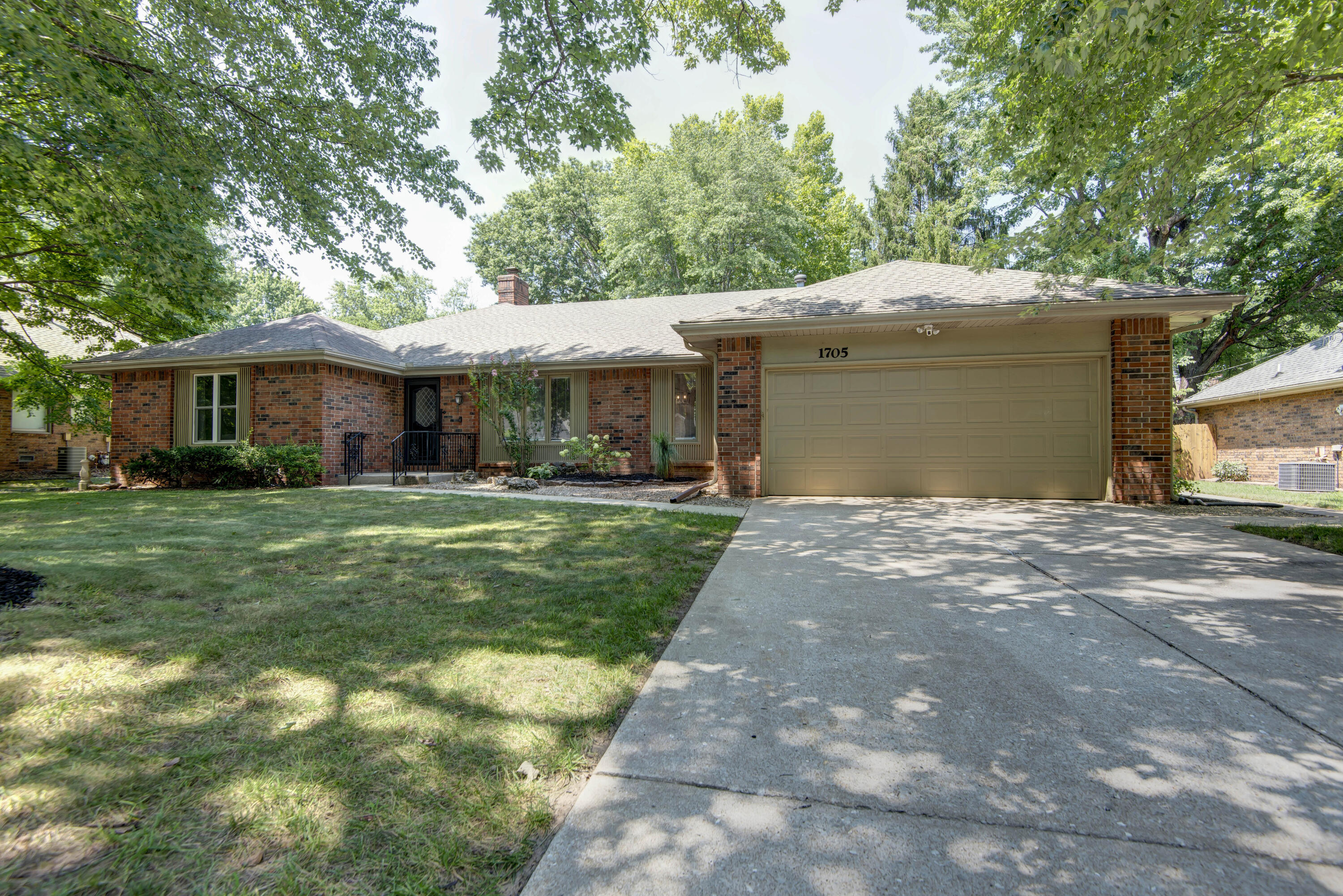 1705 East Vincent Drive Property Photo 2