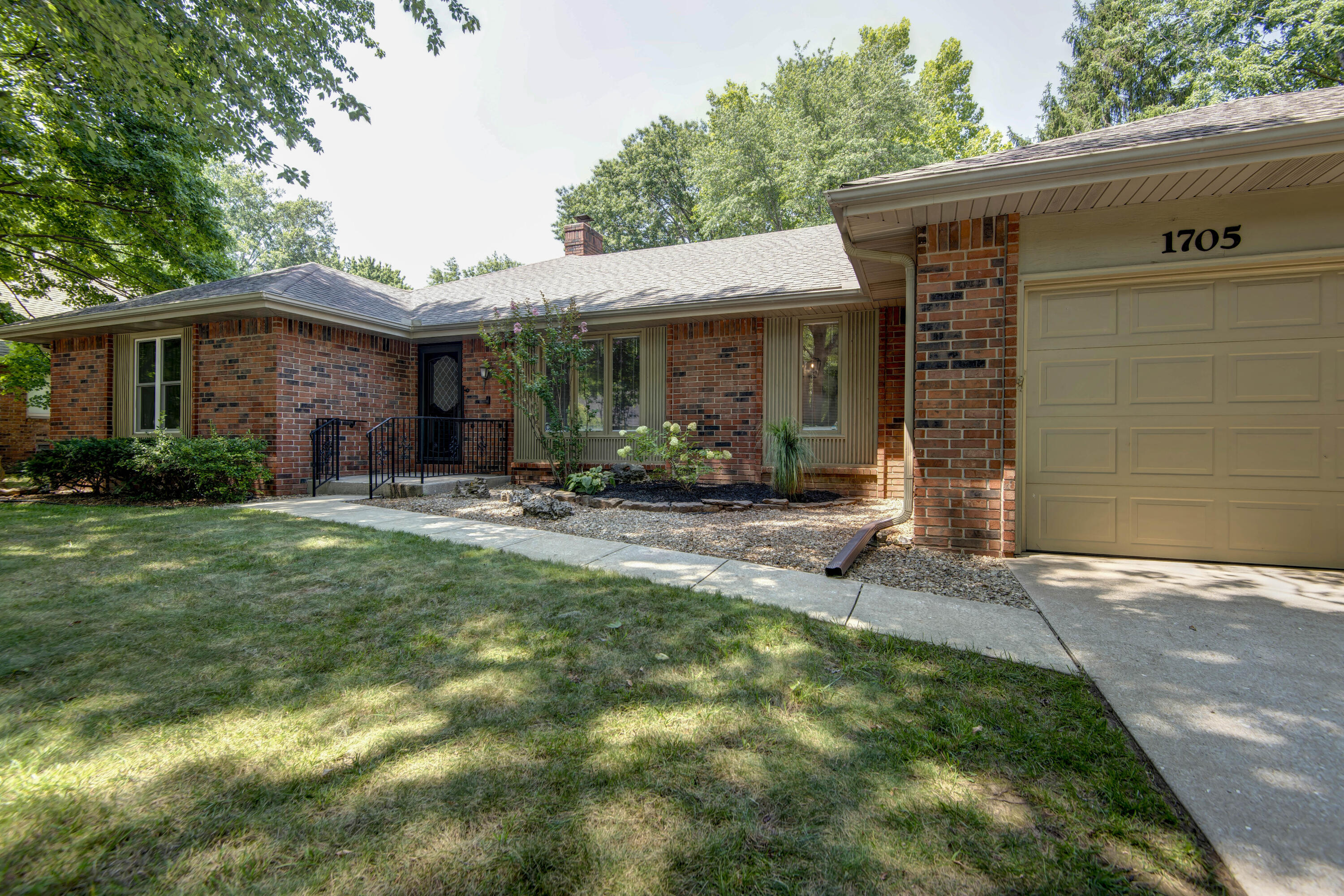 1705 East Vincent Drive Property Photo 3