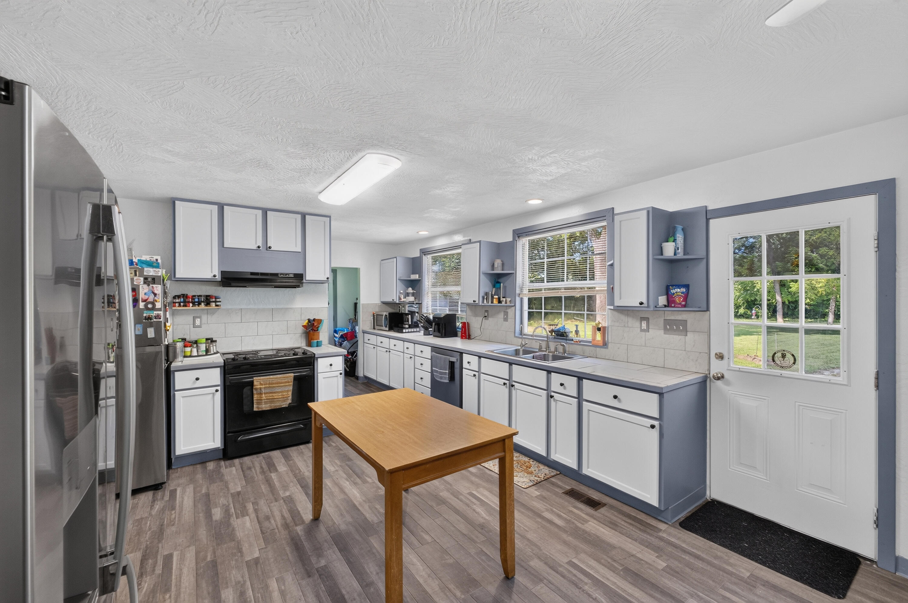 1911 North Benton Avenue Property Photo 9