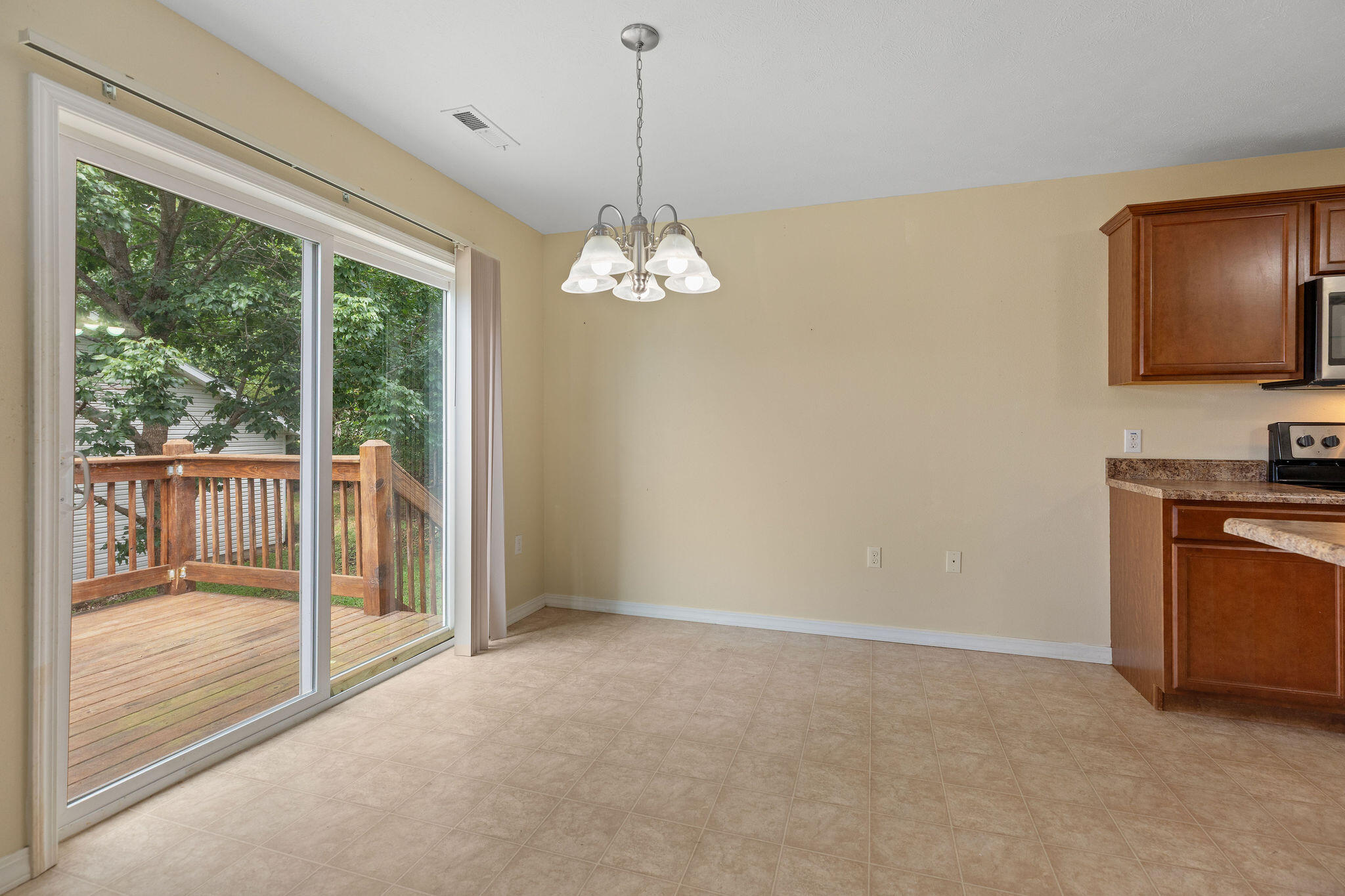 121 Daless Court Property Photo 5