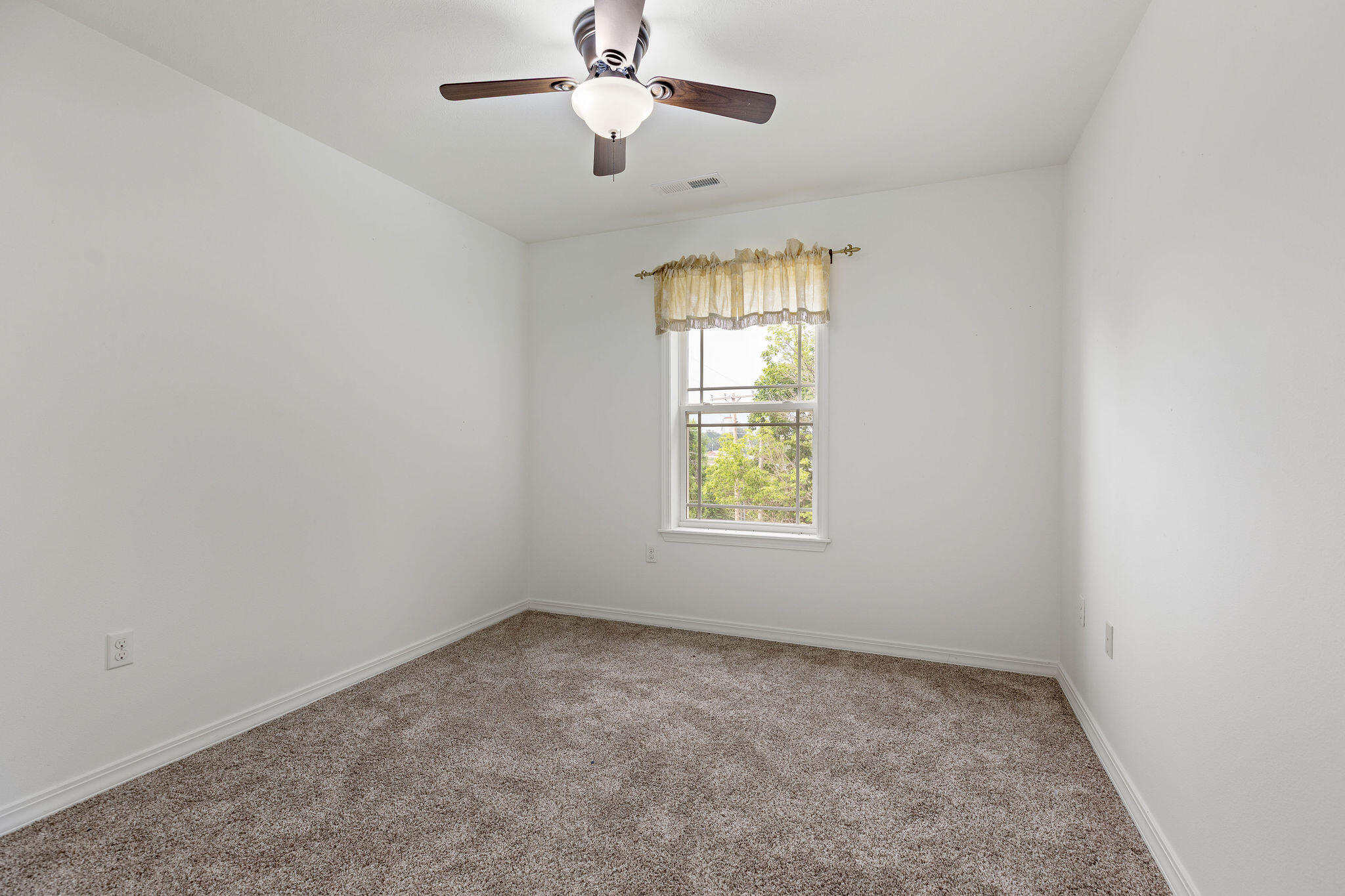 121 Daless Court Property Photo 16