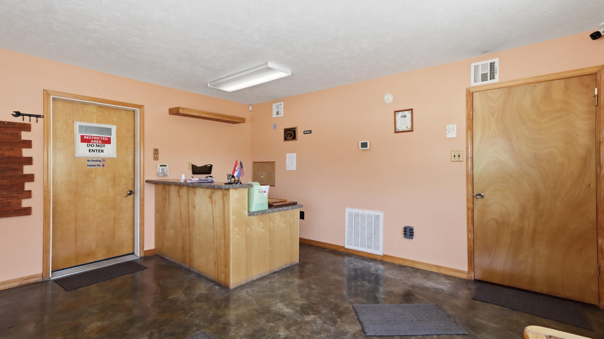 301 North Elm Street Property Photo 10