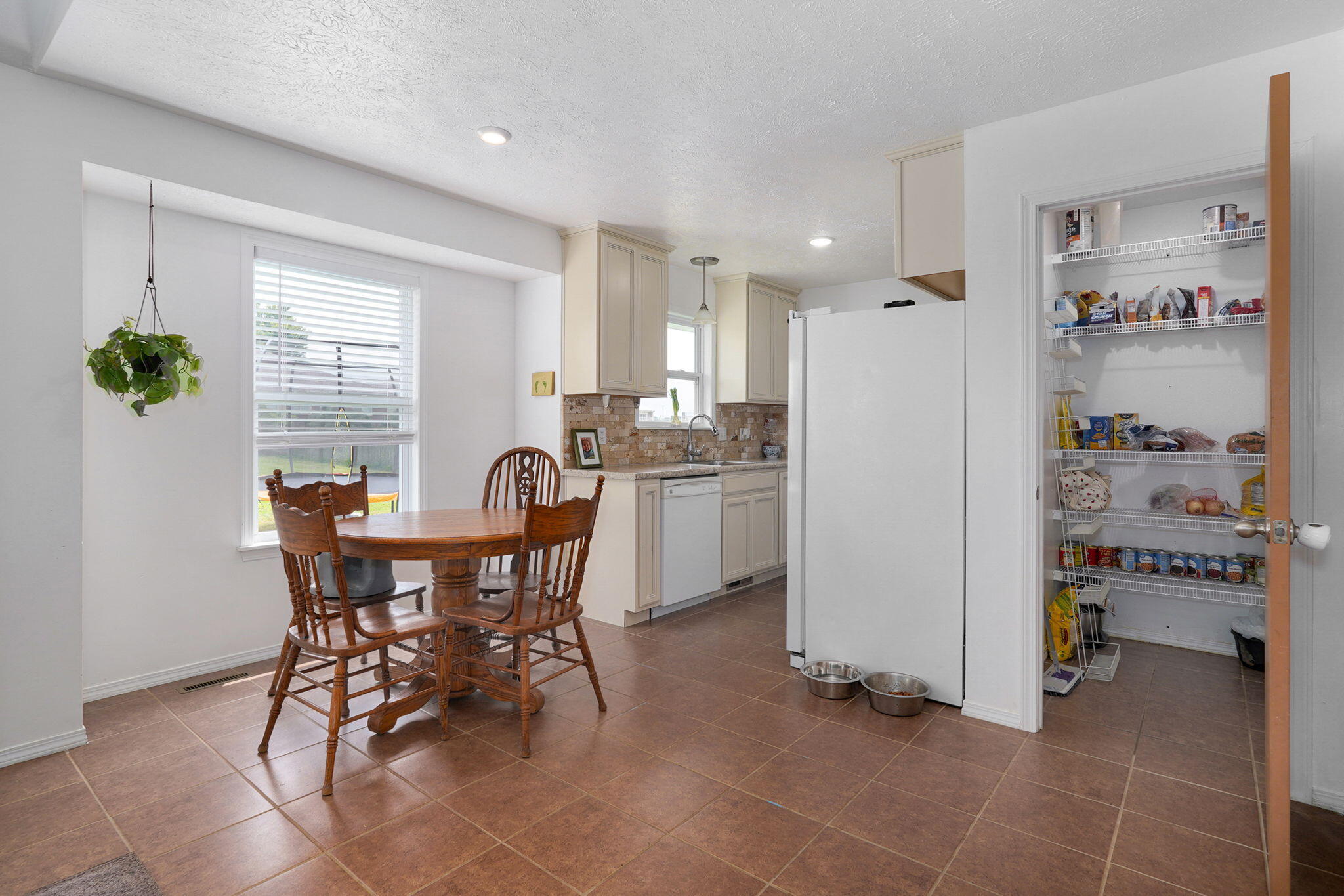 751 West Logan Street Property Photo 8