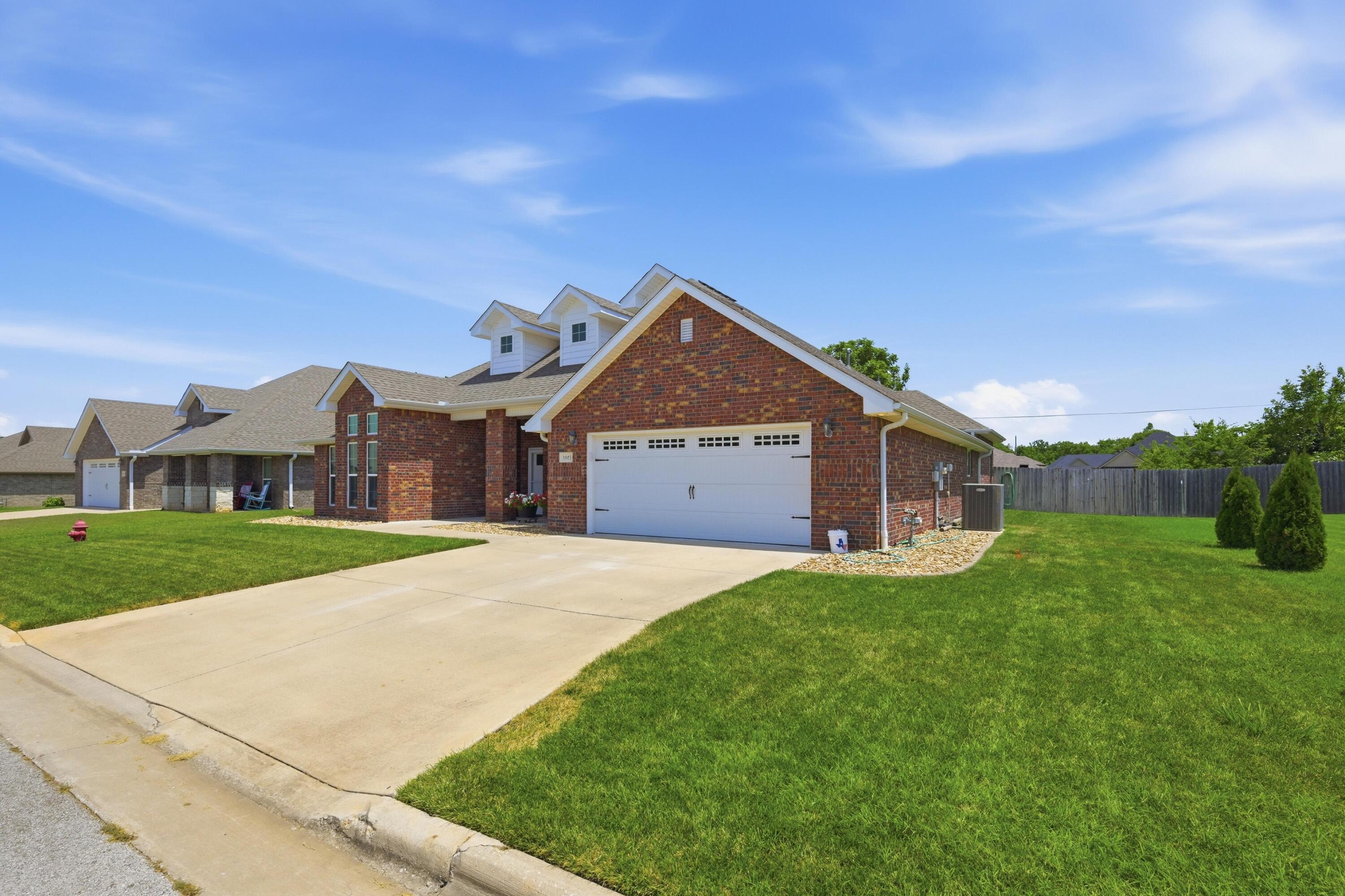 1003 Mckenzie Circle Property Photo 2