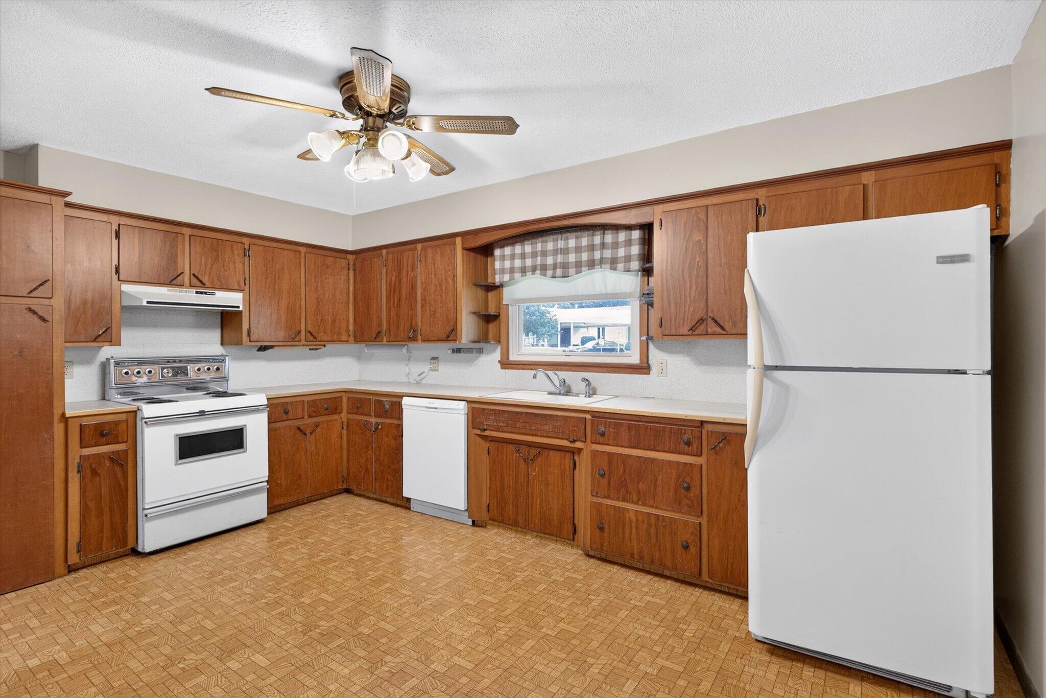 411 North Walnut Street Property Photo 8