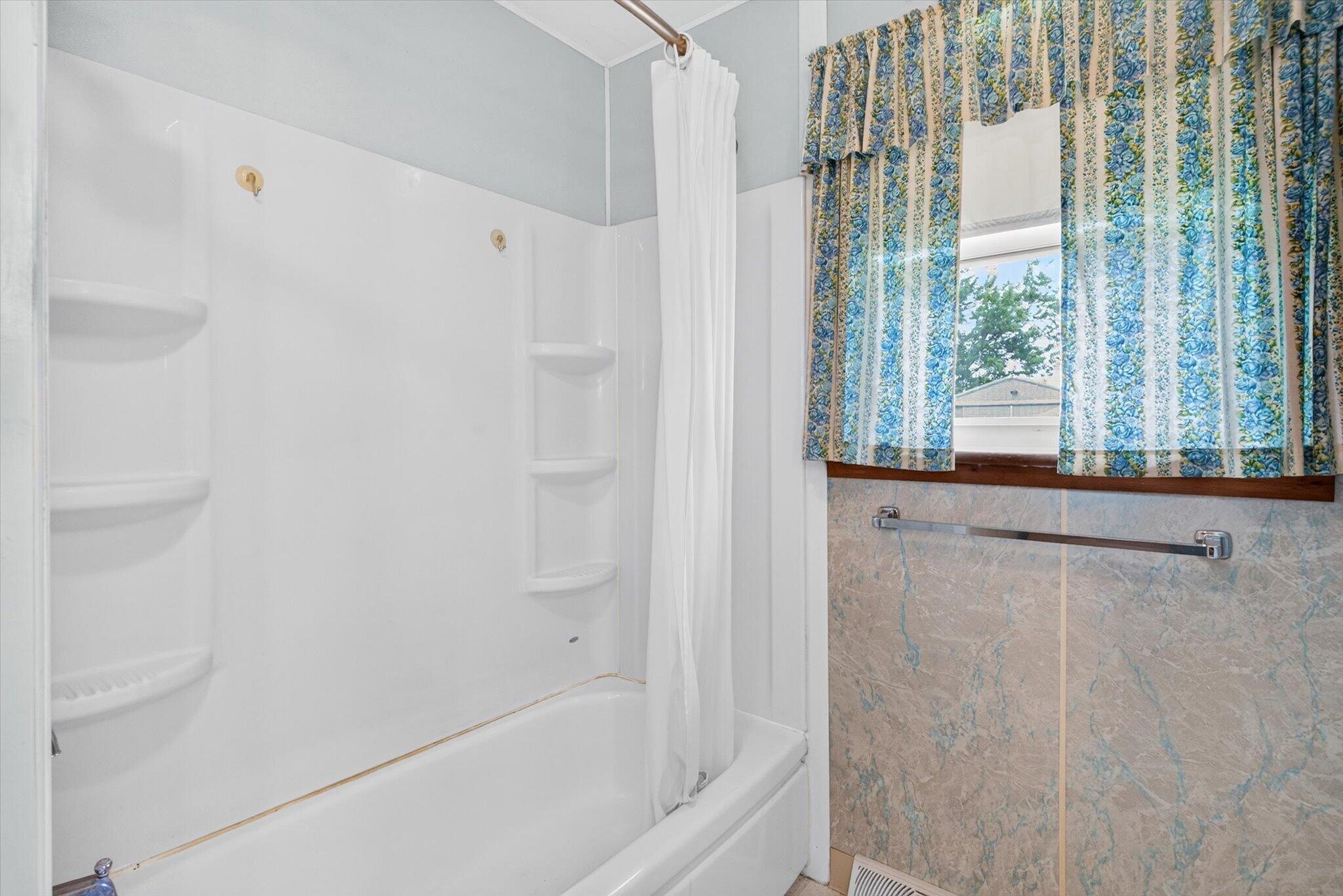 411 North Walnut Street Property Photo 14
