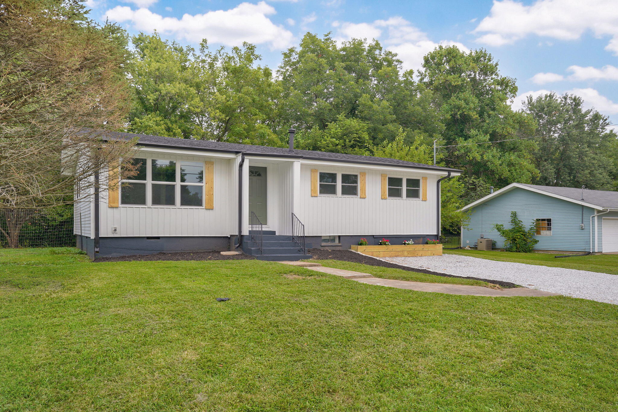 524 North College Avenue Property Photo 3