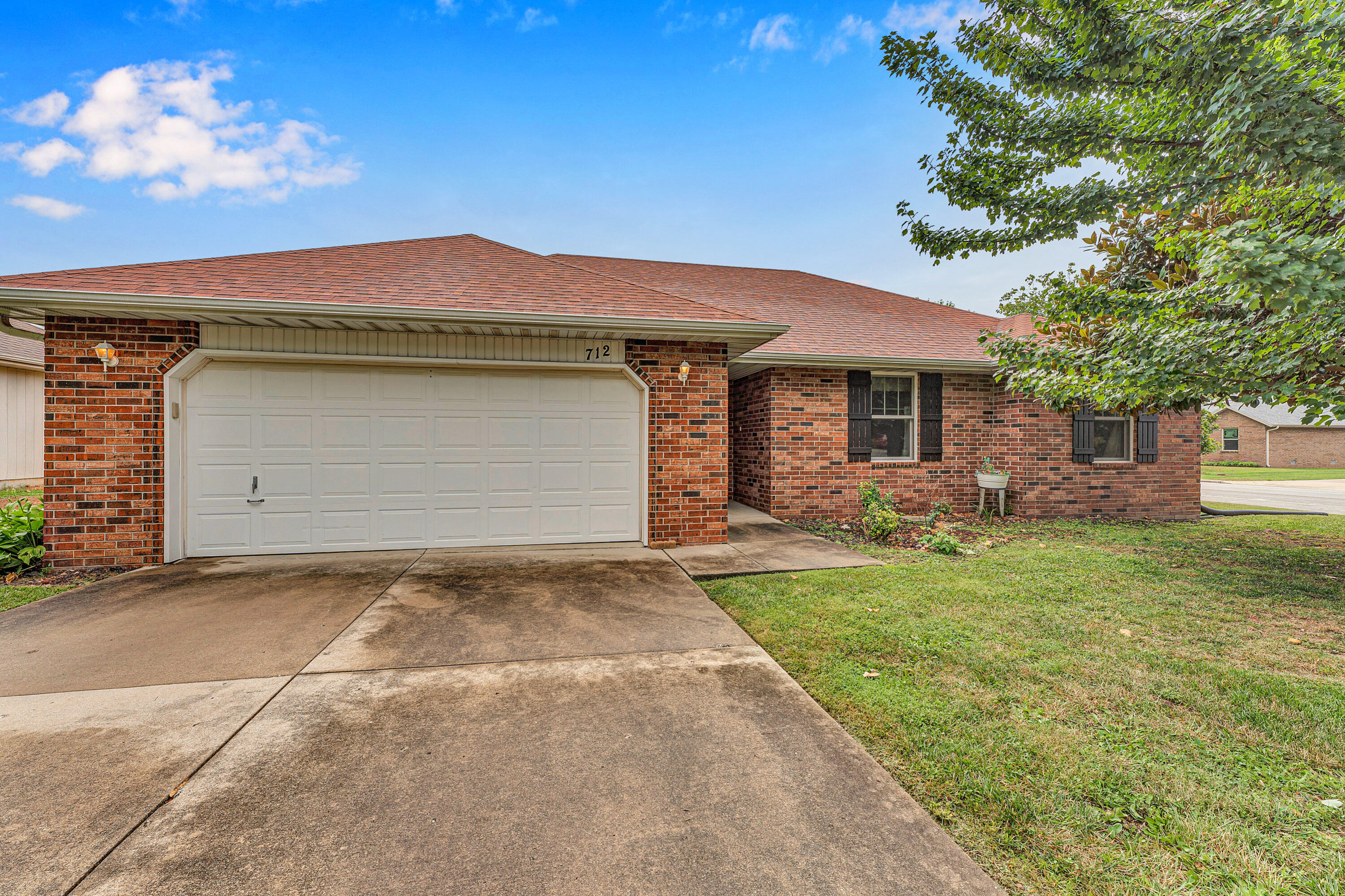 712 South Pinewood Lane