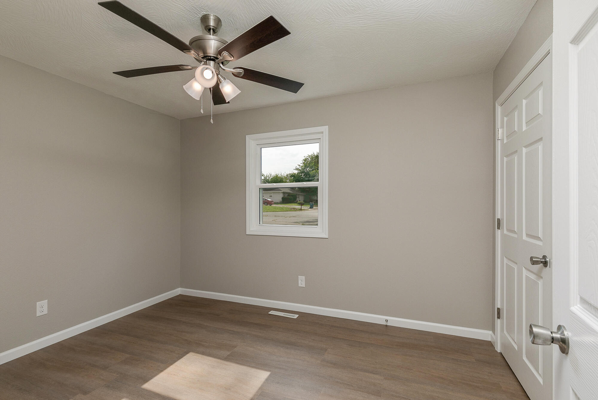 803 Lone Oak Circle Property Photo 17