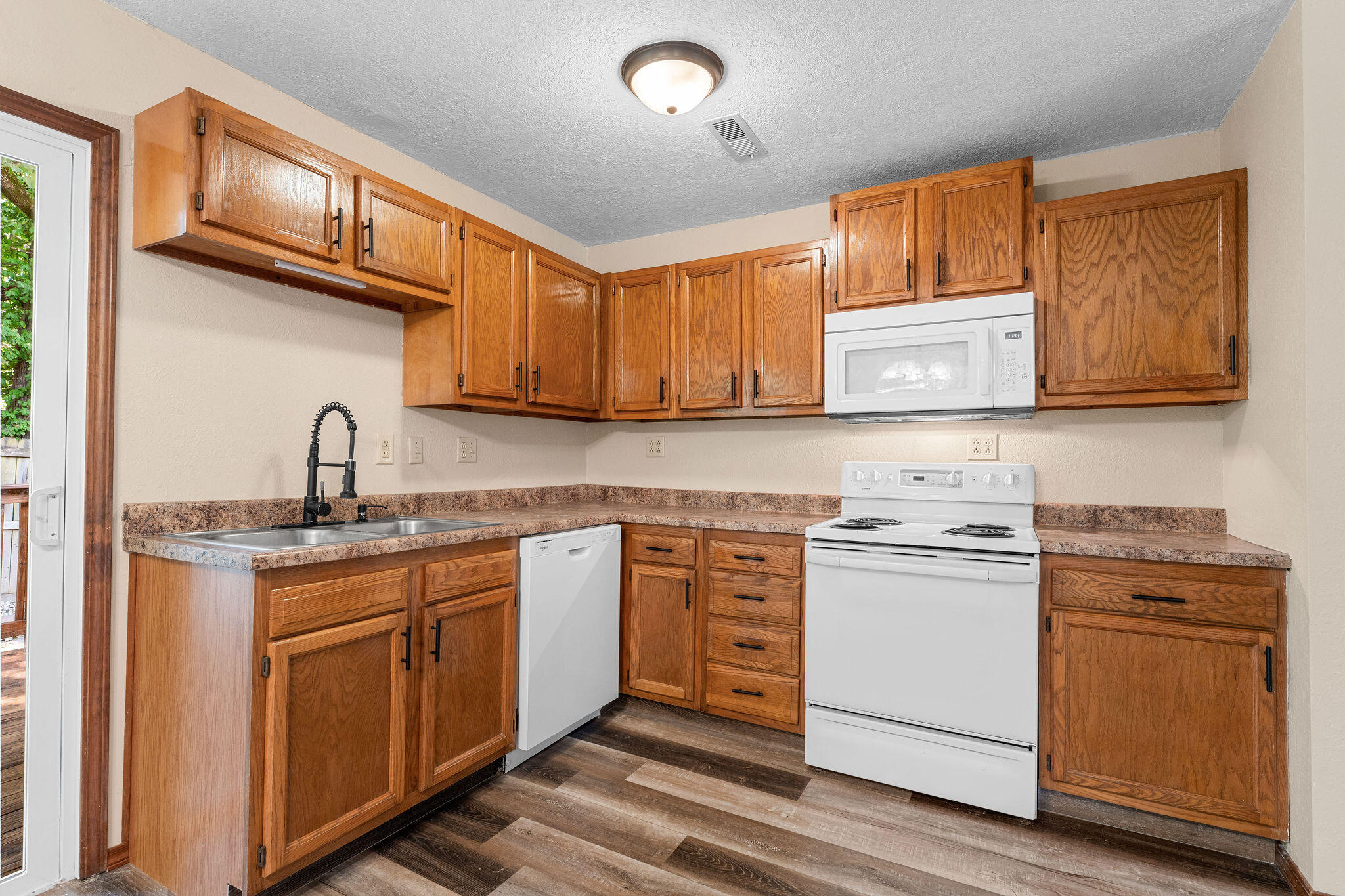 325 Red Bud Lane Property Photo 6