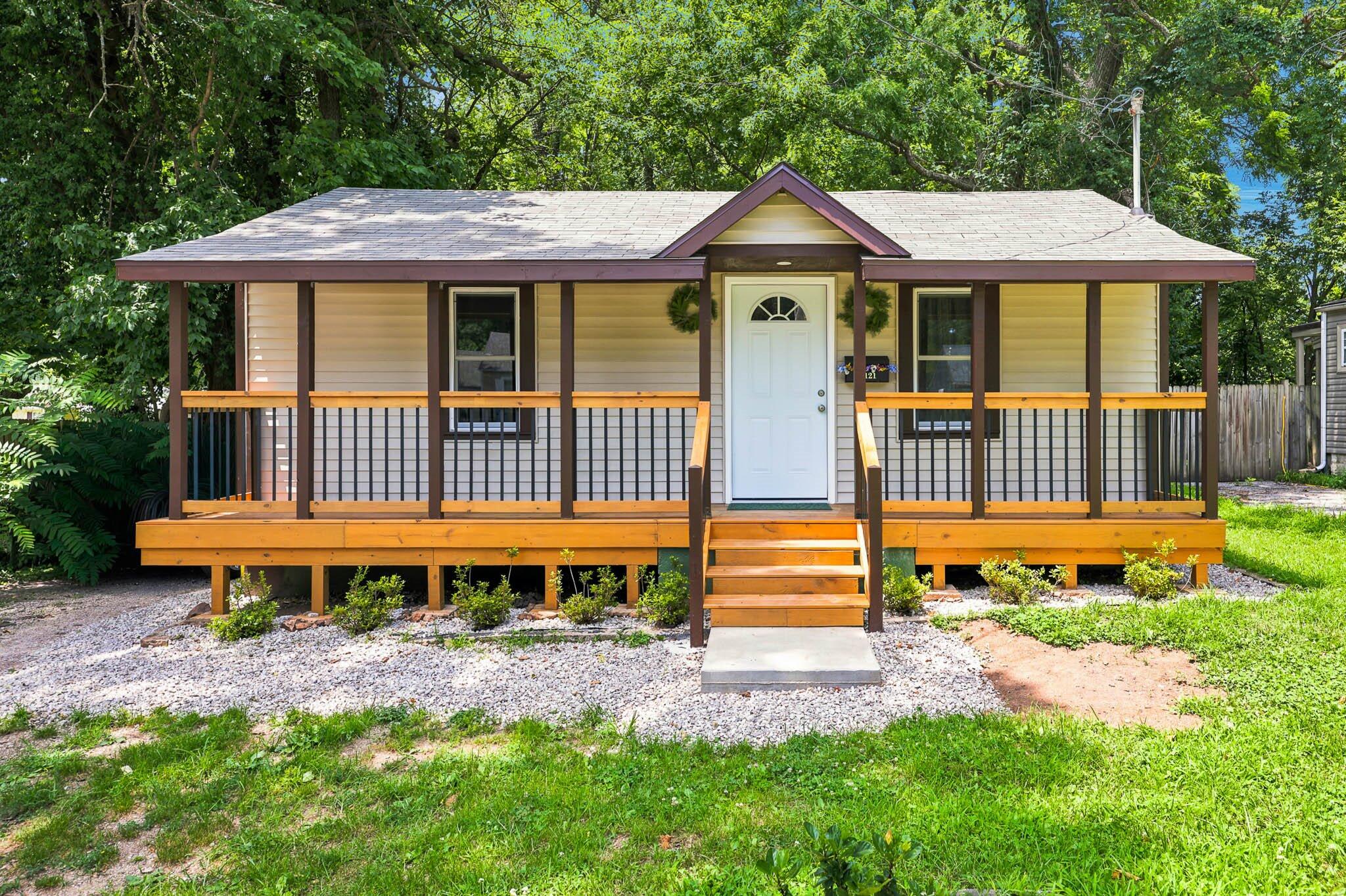1121 South Fort Avenue Property Photo 1