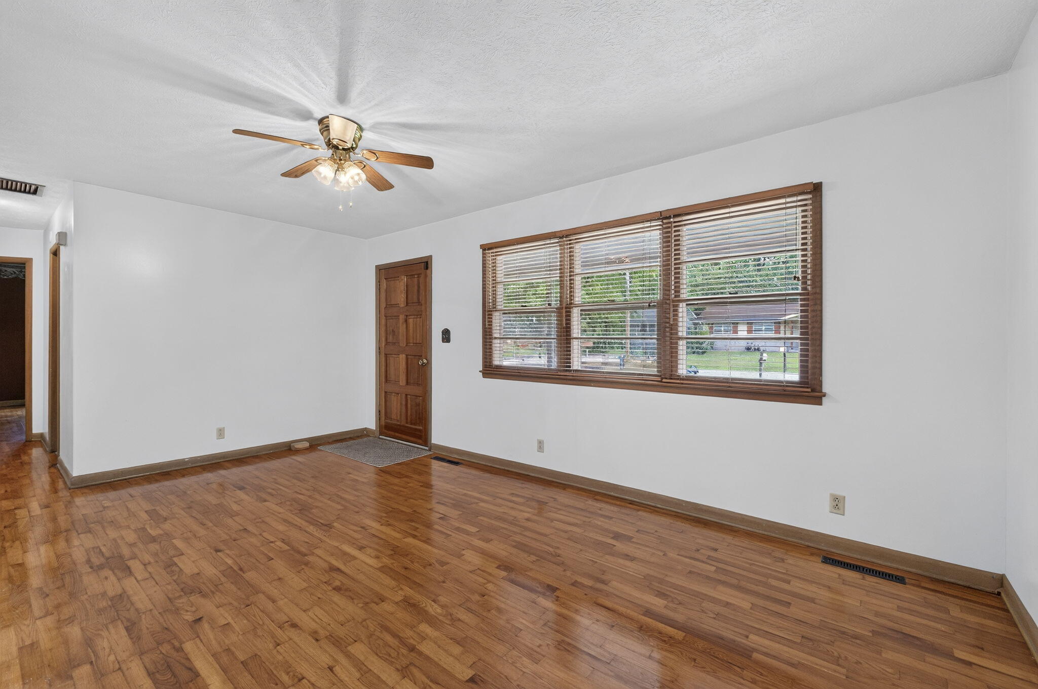 1124 South Bruce Avenue Property Photo 2