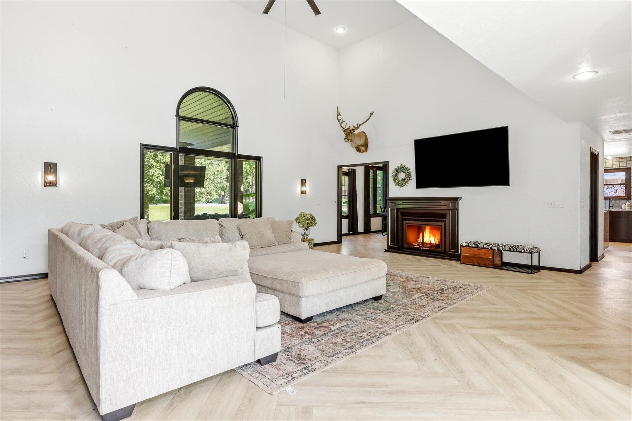 6191 South Meadowview Drive Property Photo 4
