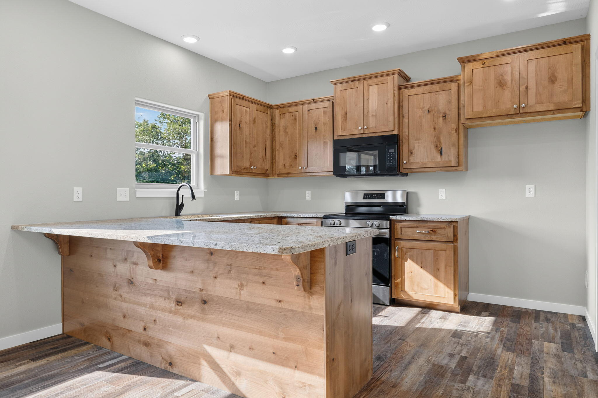 421 Beavertail Road Property Photo 8