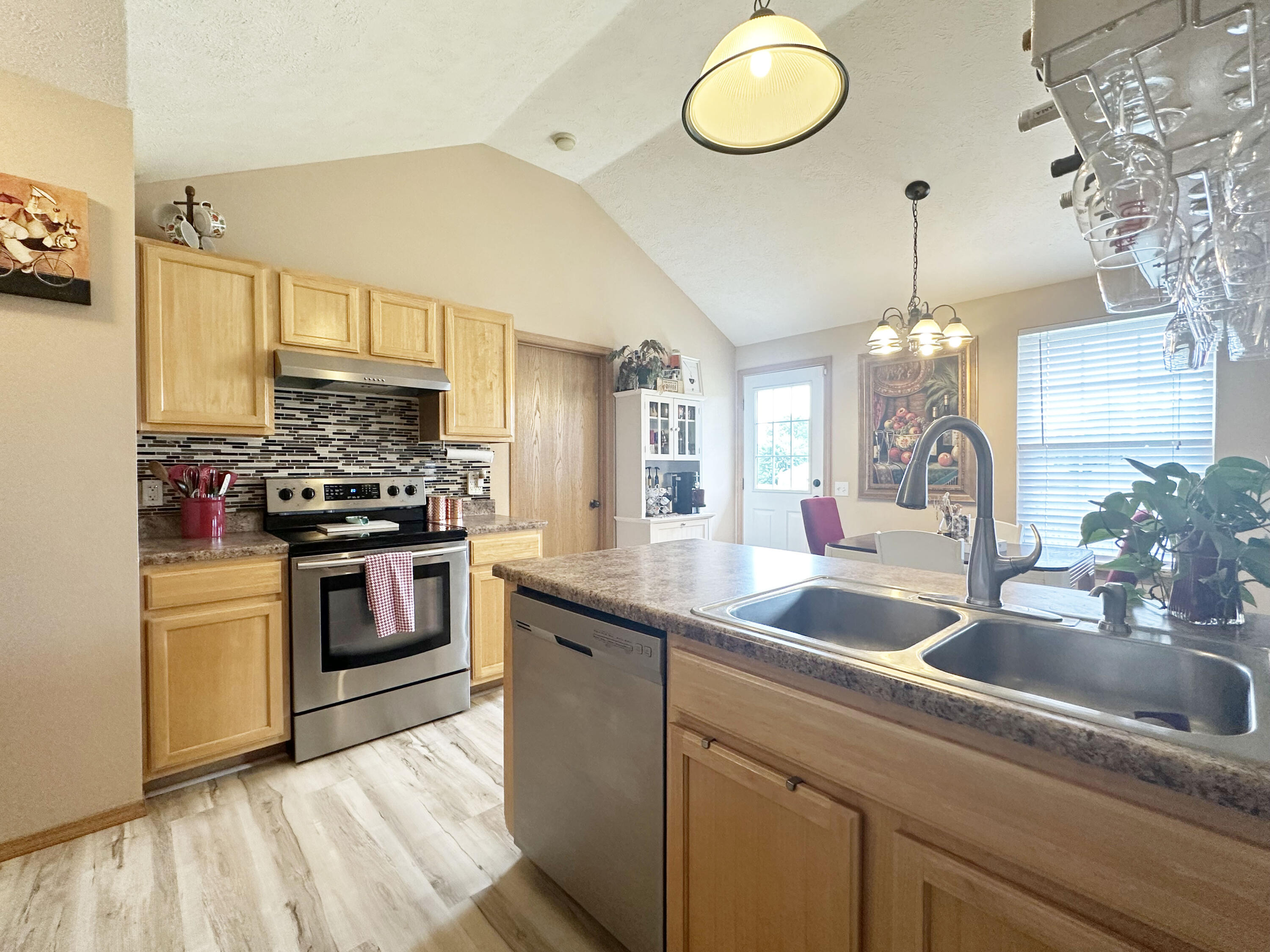 255 Maplewood Drive Property Photo 6