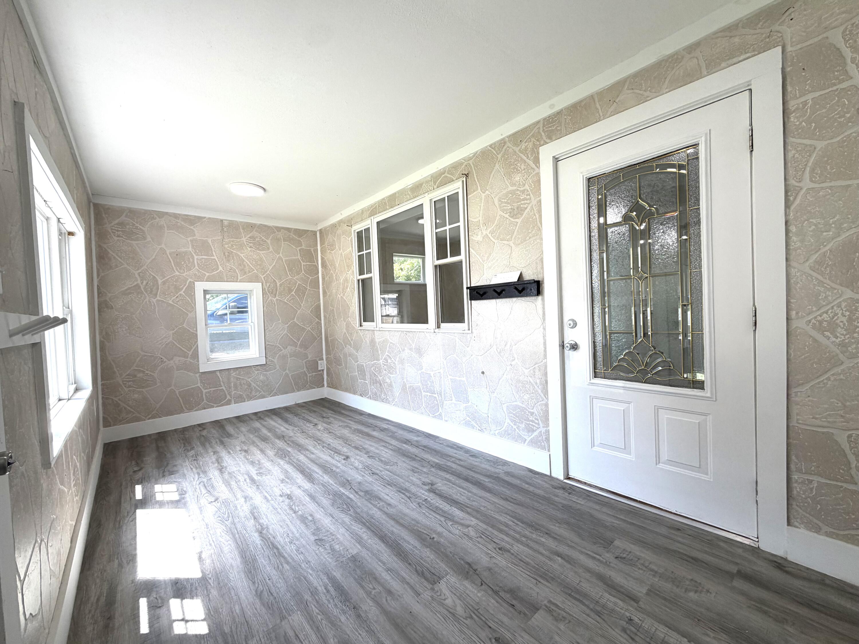 907 West Chestnut Street Property Photo 2