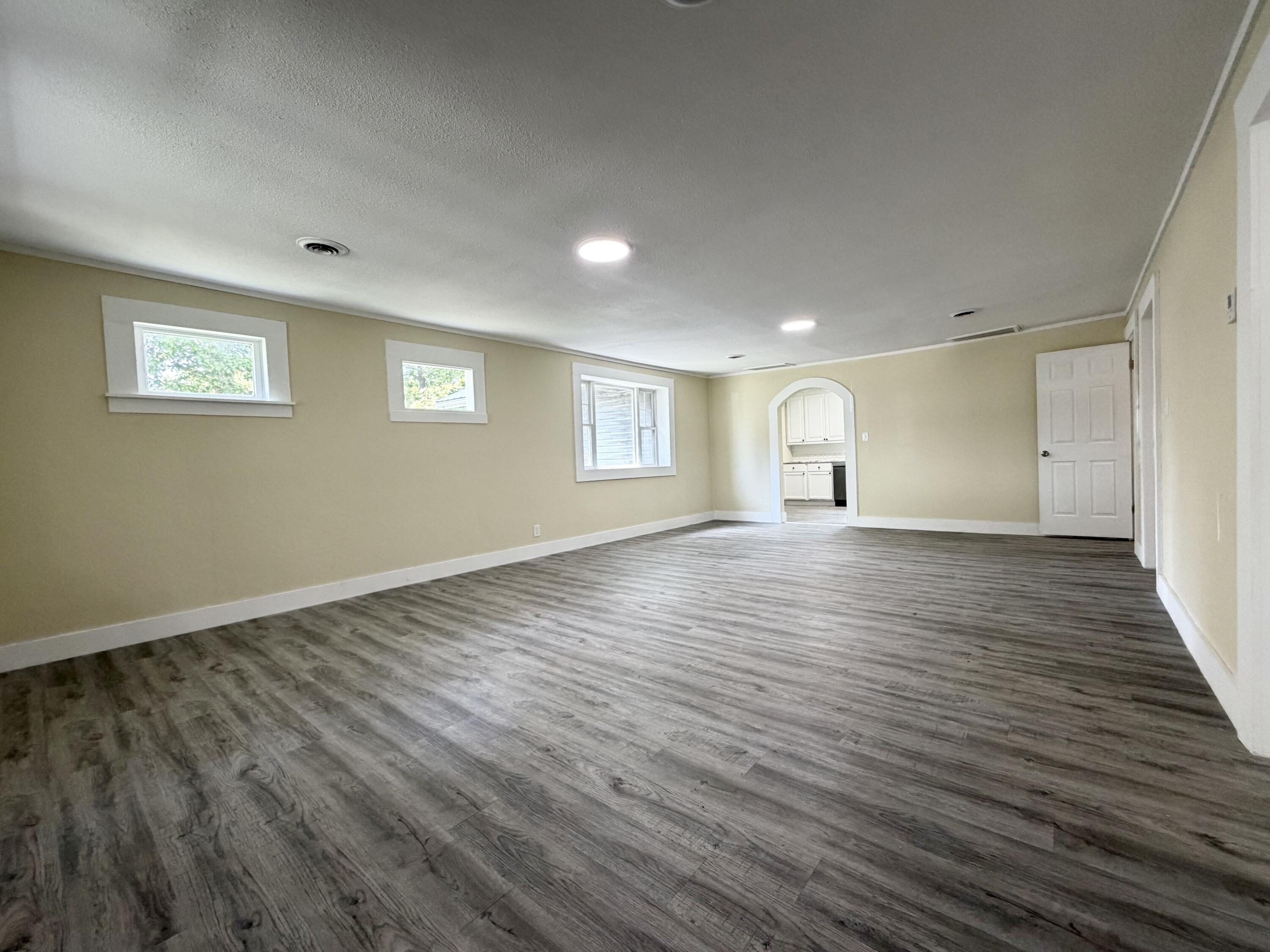 907 West Chestnut Street Property Photo 4