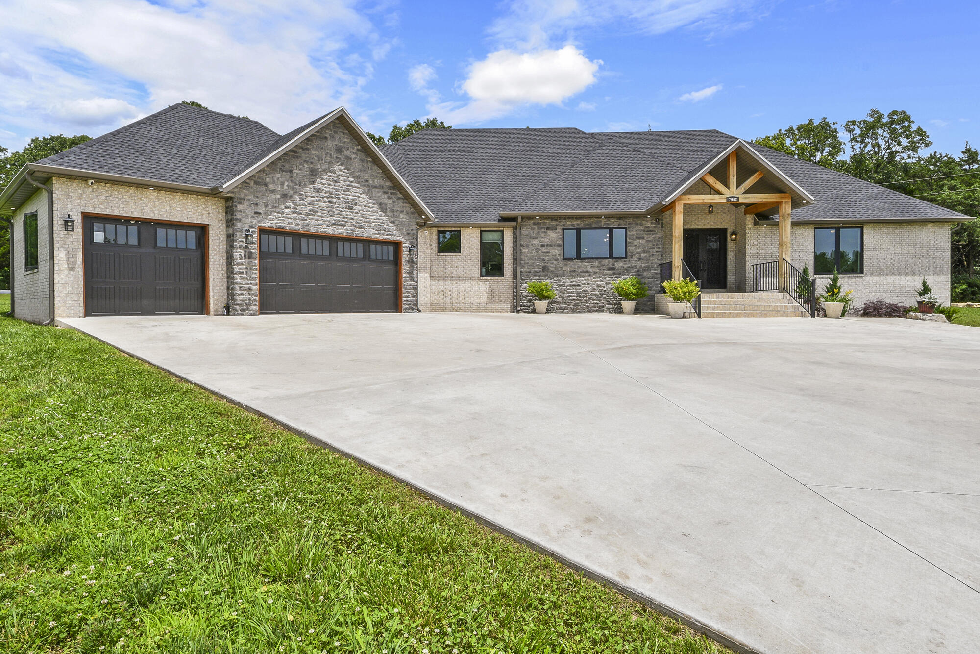 7962 North Cedar Springs Lane Property Photo 1