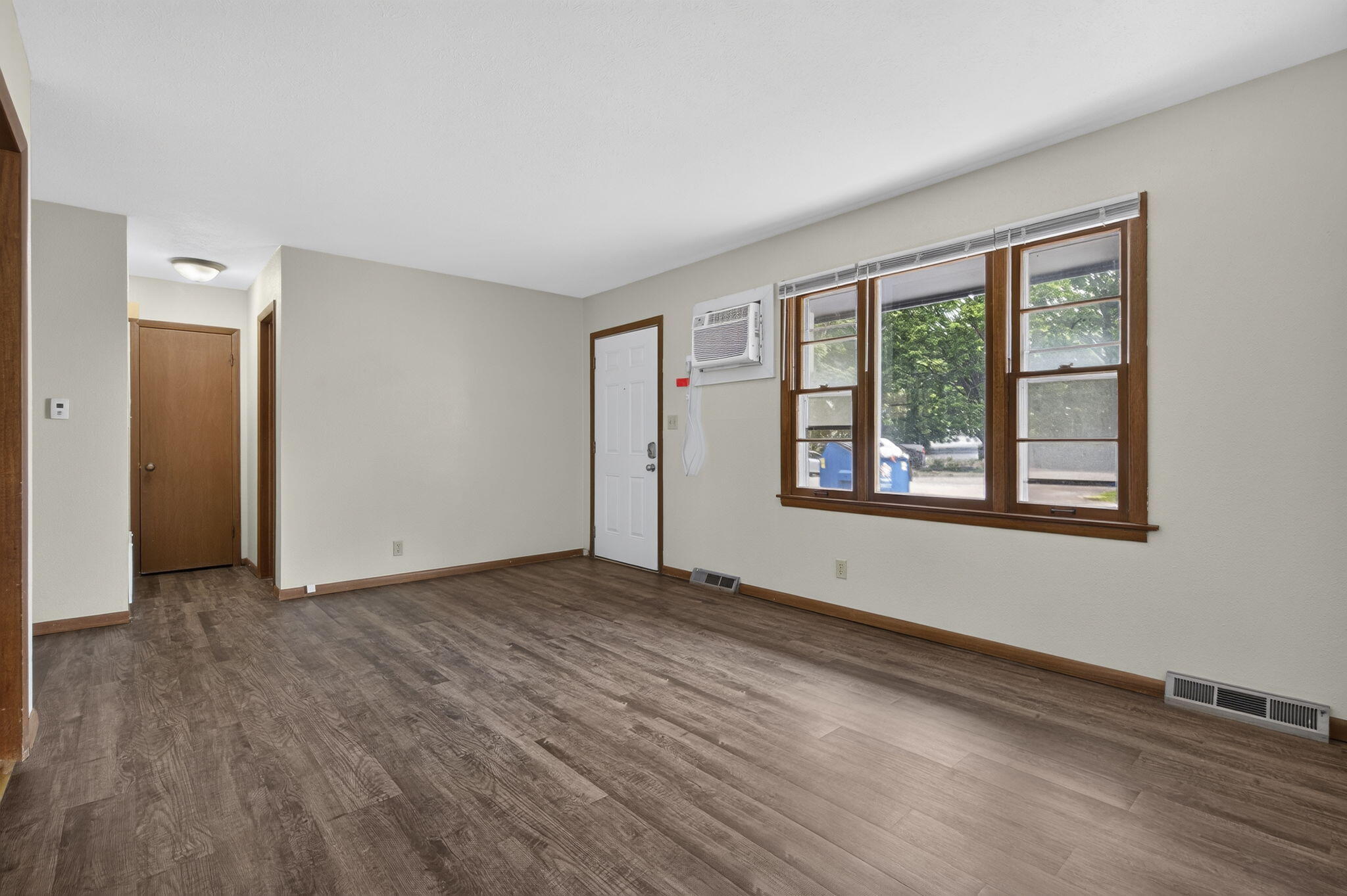 1009 East Walnut Street 4 Property Photo 6
