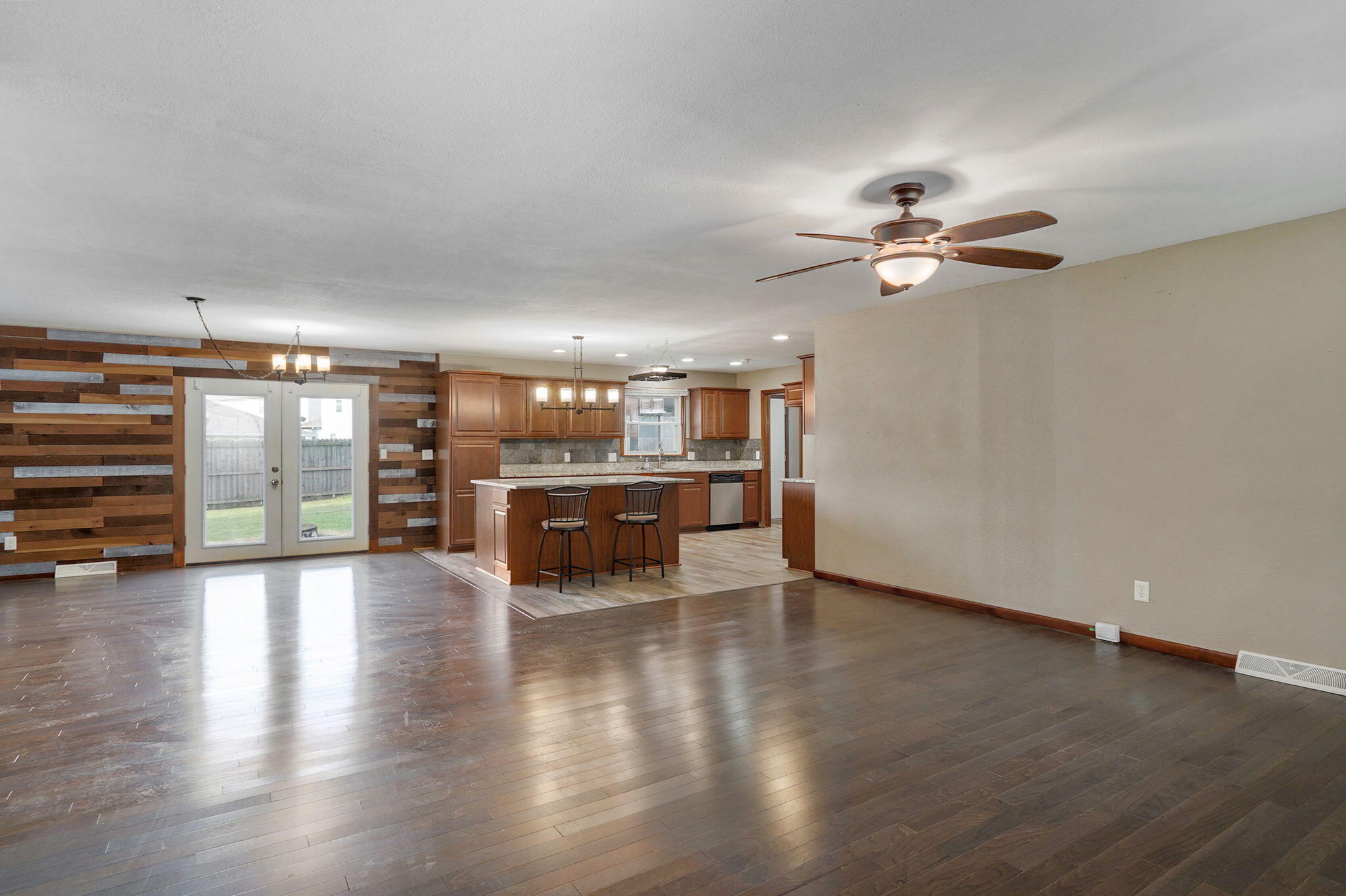 118 West Charles Street Property Photo 5