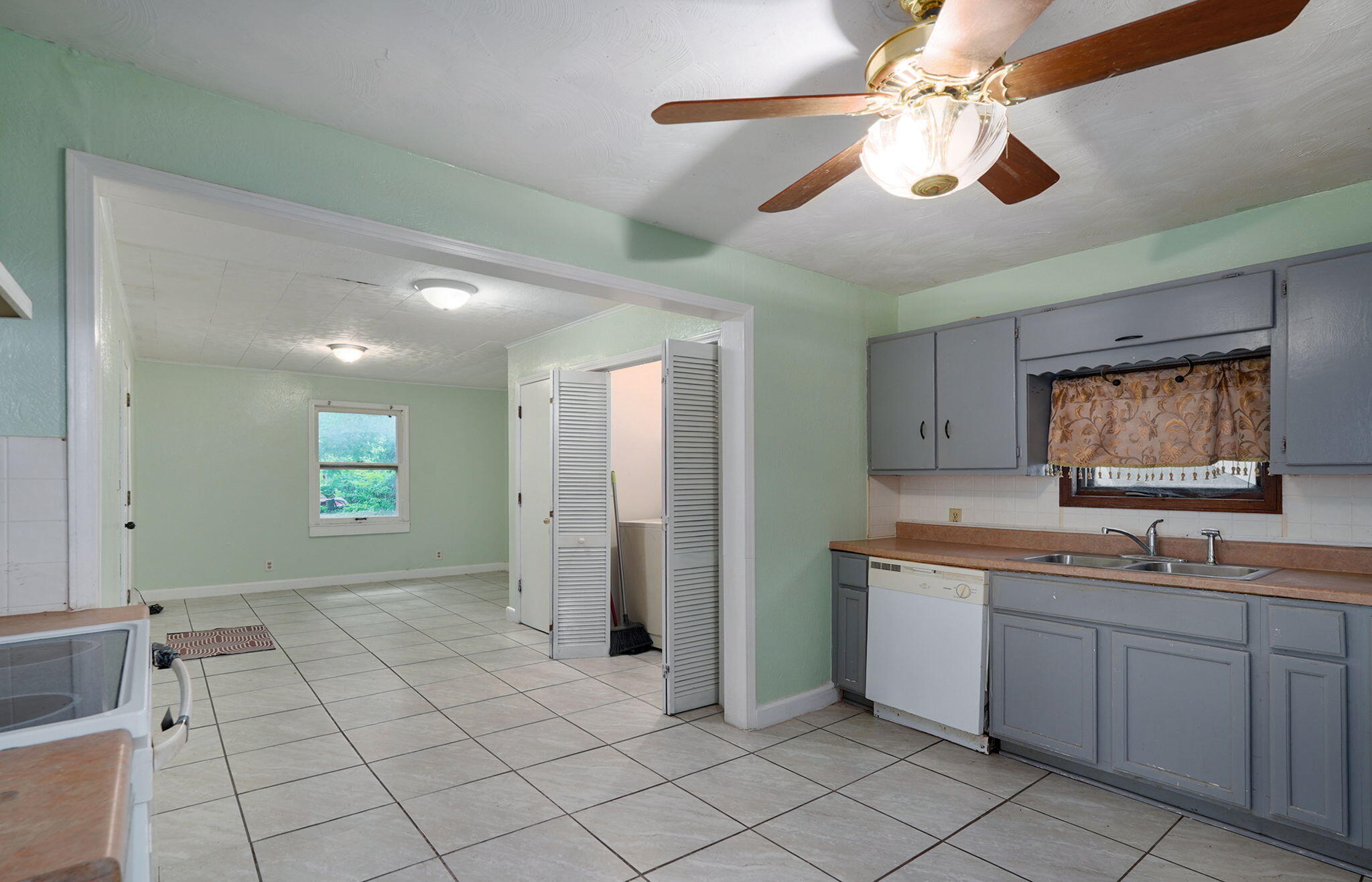 2116 North Campbell Avenue Property Photo 3