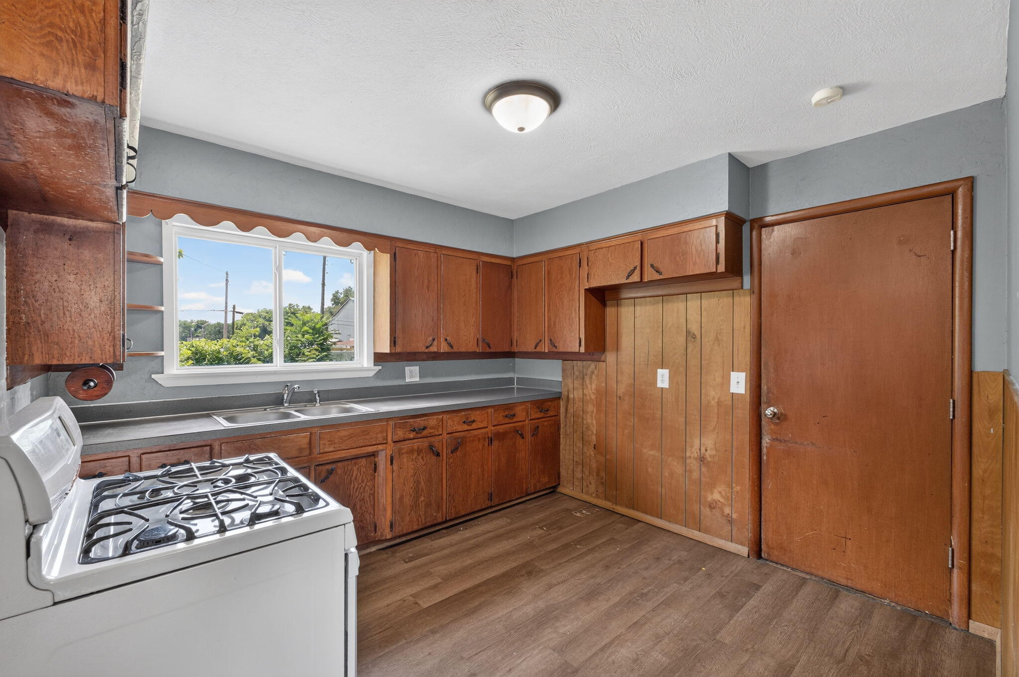 1910 West Scott Street Property Photo 14