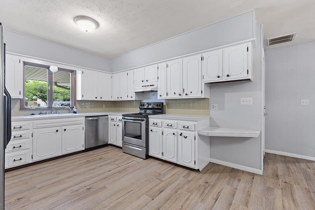 427 North Oak Grove Avenue Property Photo 8