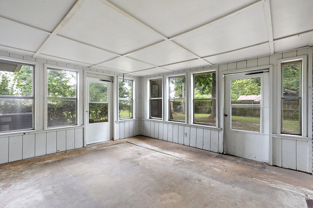 427 North Oak Grove Avenue Property Photo 11