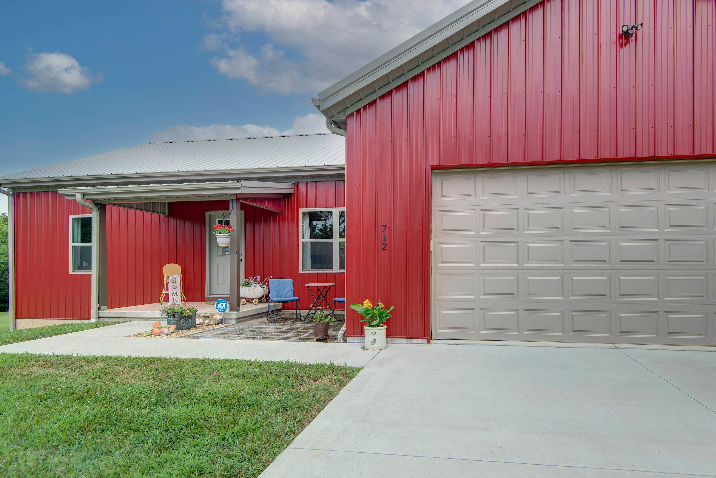 712 Birdsong Lane Property Photo 4