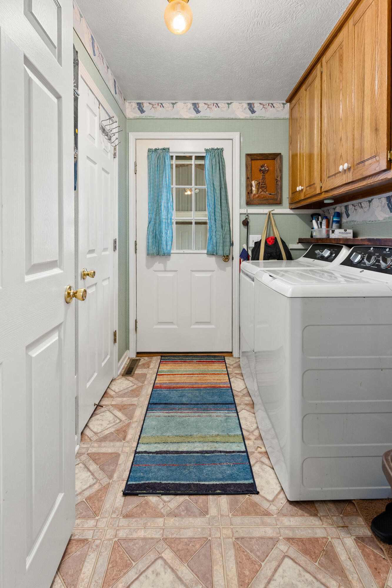 951 Goldfinch Road Property Photo 15