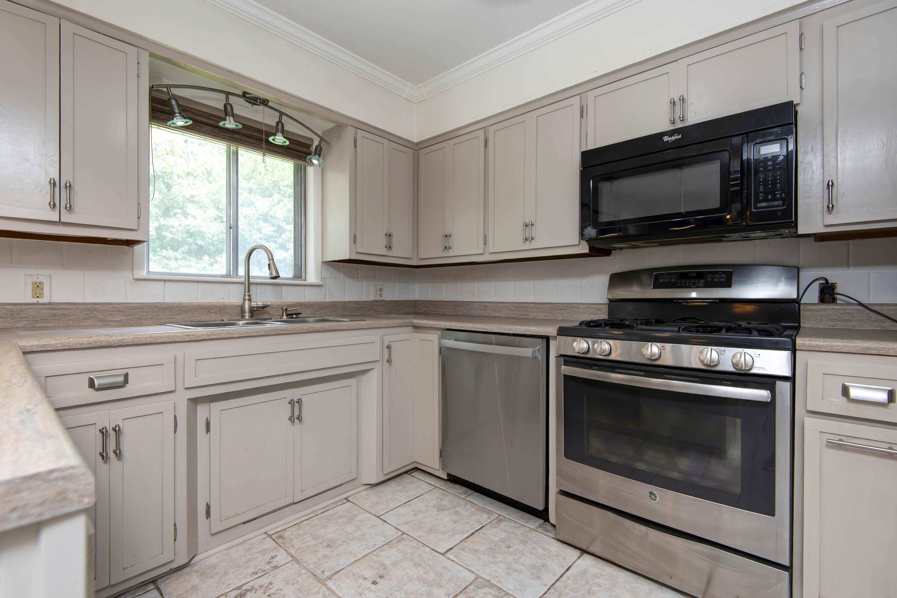2619 East Stanford Street Property Photo 8