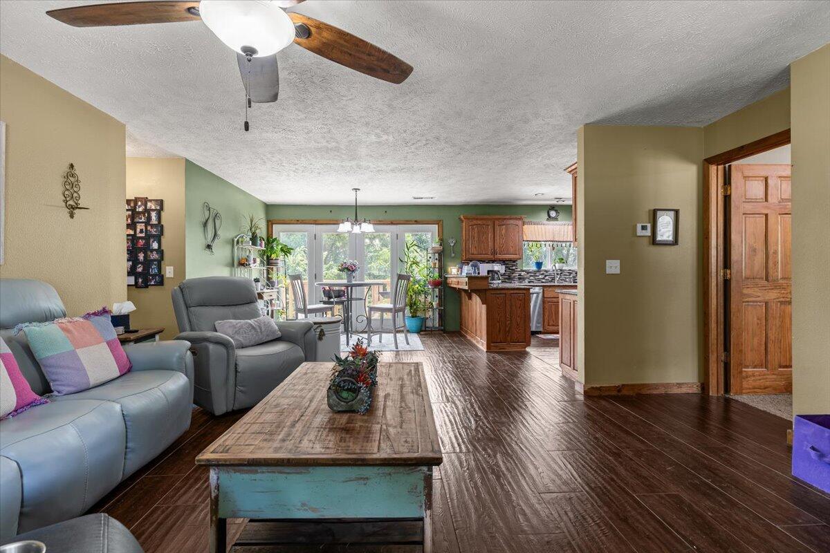 26480 Farm Road 1000 Property Photo 10