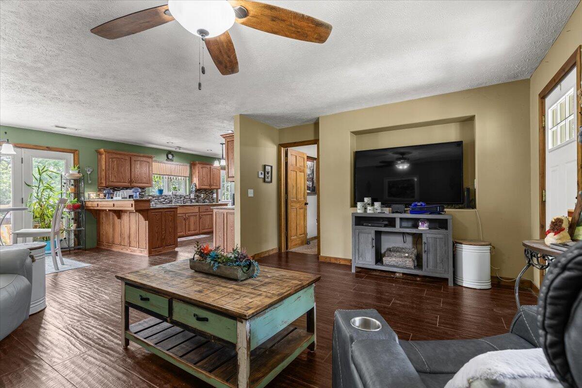 26480 Farm Road 1000 Property Photo 11