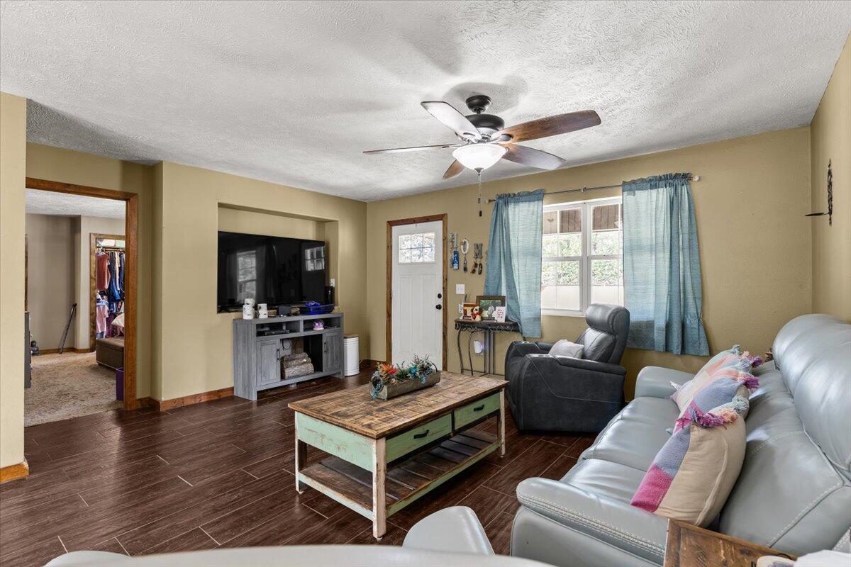 26480 Farm Road 1000 Property Photo 12