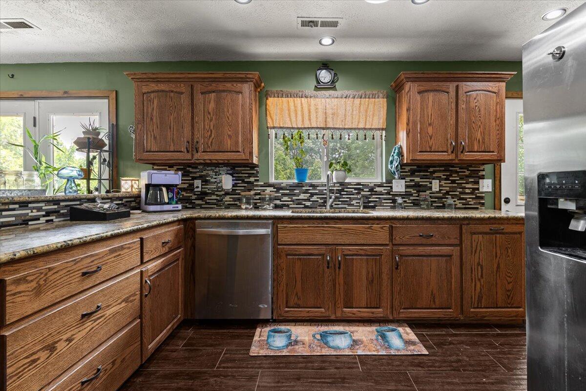 26480 Farm Road 1000 Property Photo 16