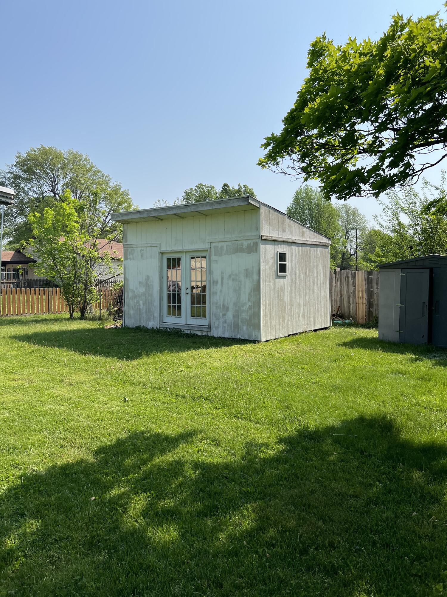 502 West County Street Property Photo 6