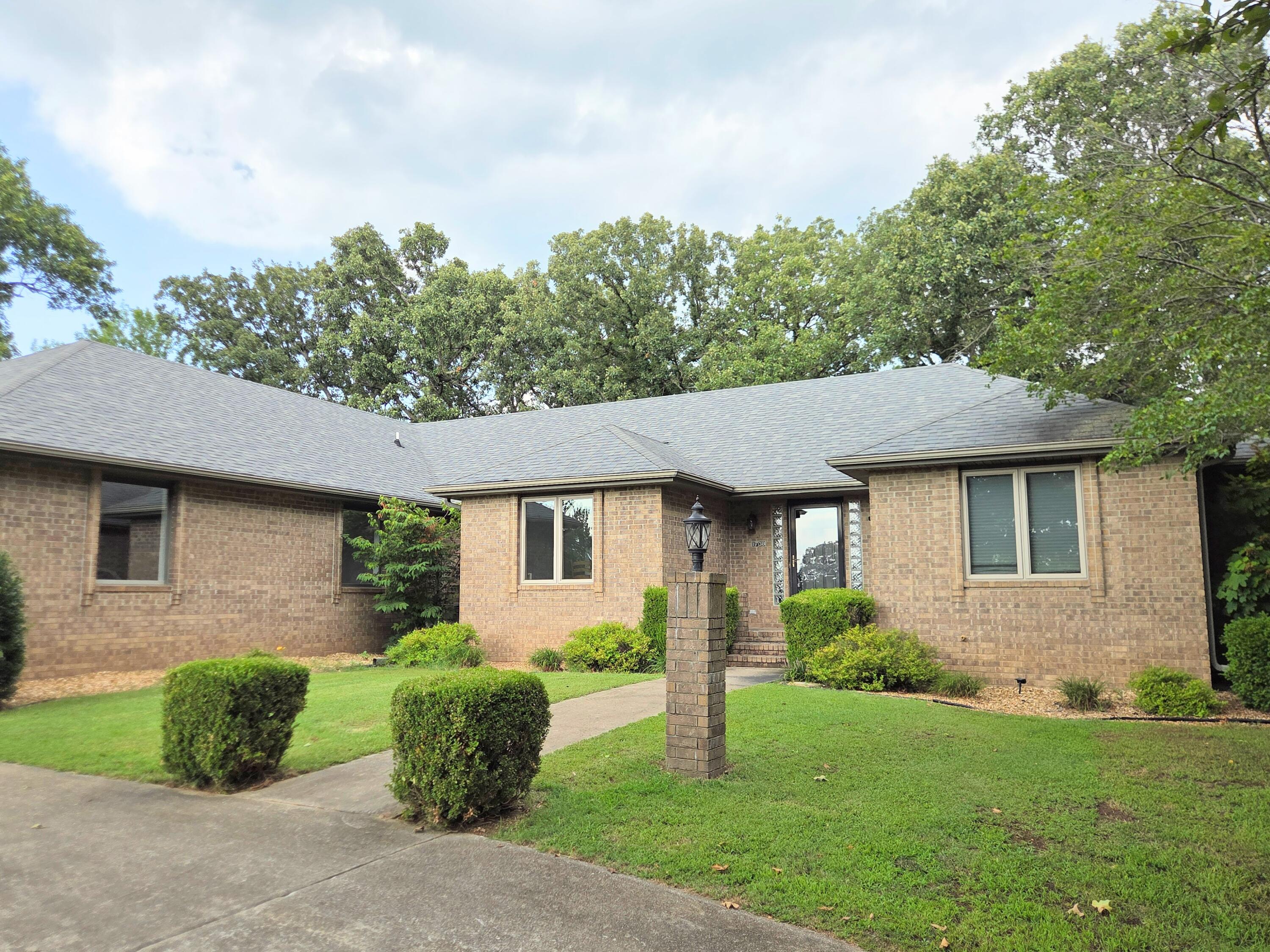 1738 Hawthorn Place Property Photo 4