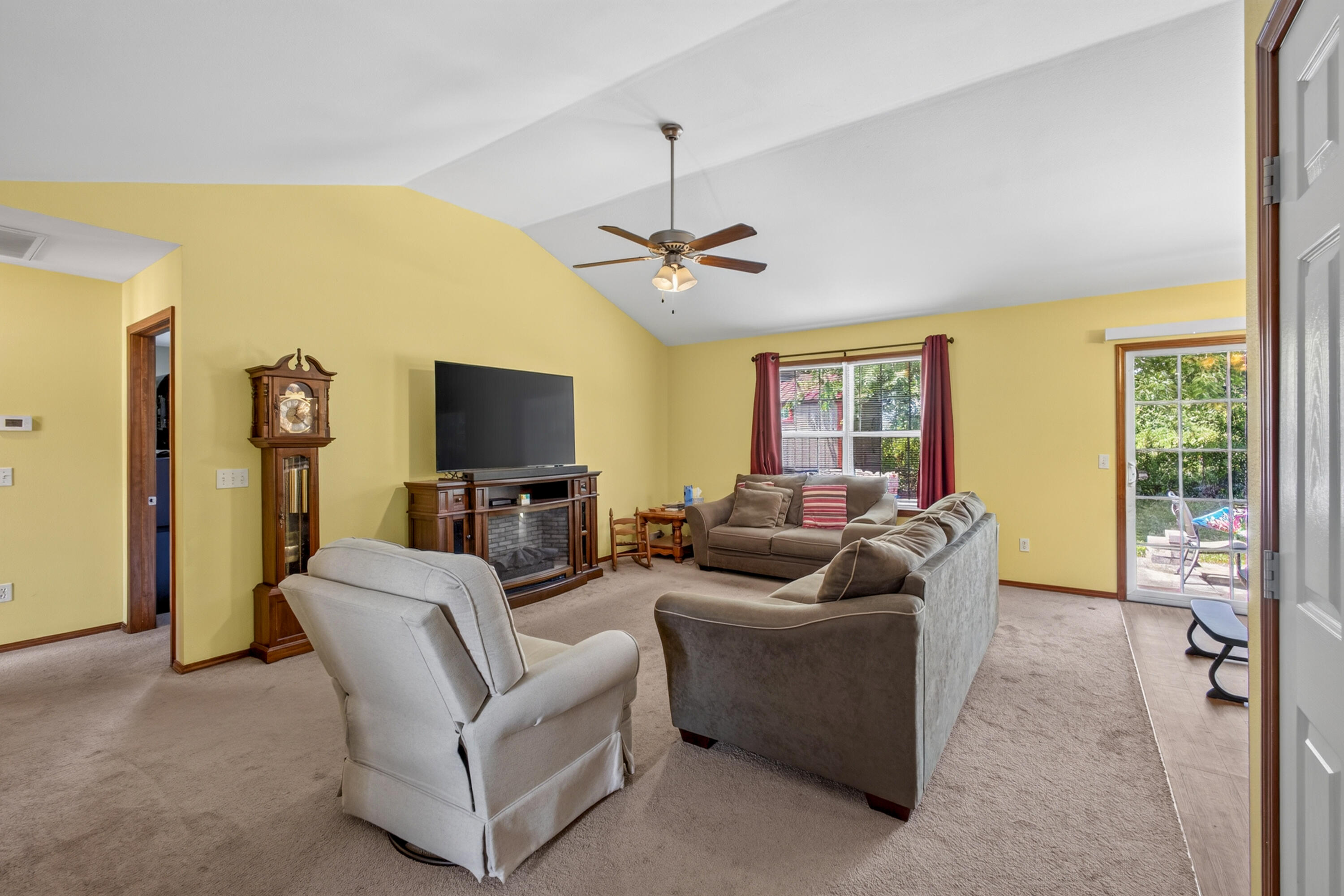 709 South Hazelnut Avenue Property Photo 4