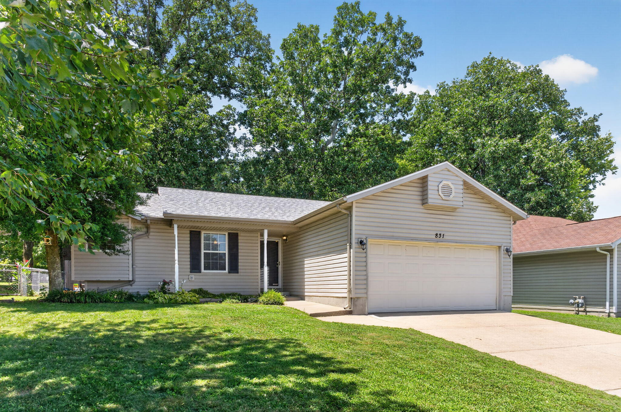 831 South Hickory Lane Property Photo 1