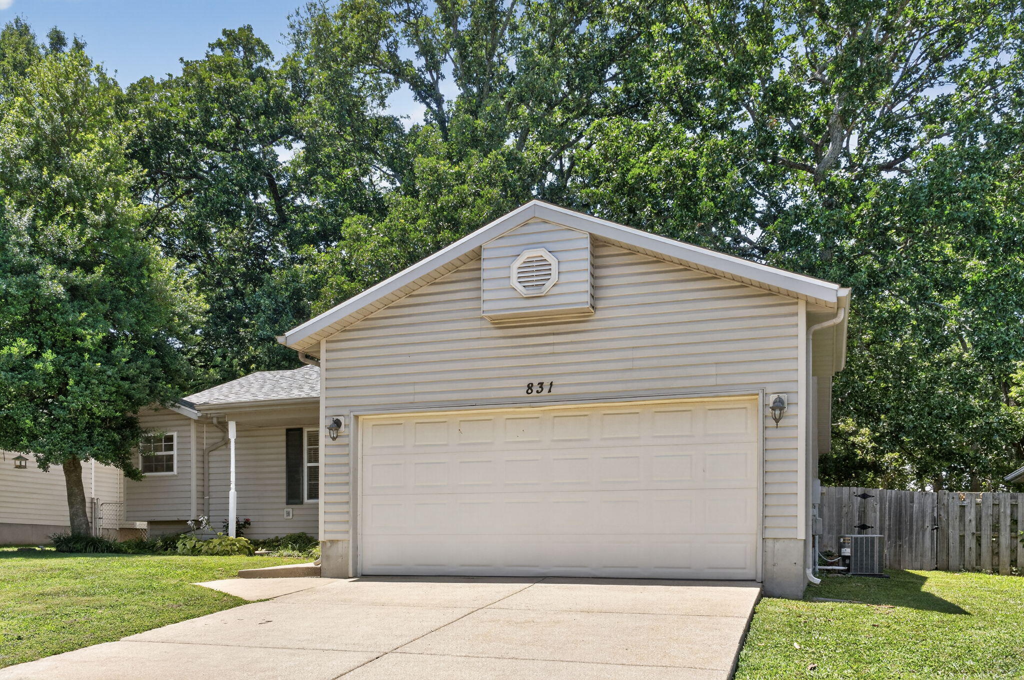 831 South Hickory Lane Property Photo 4