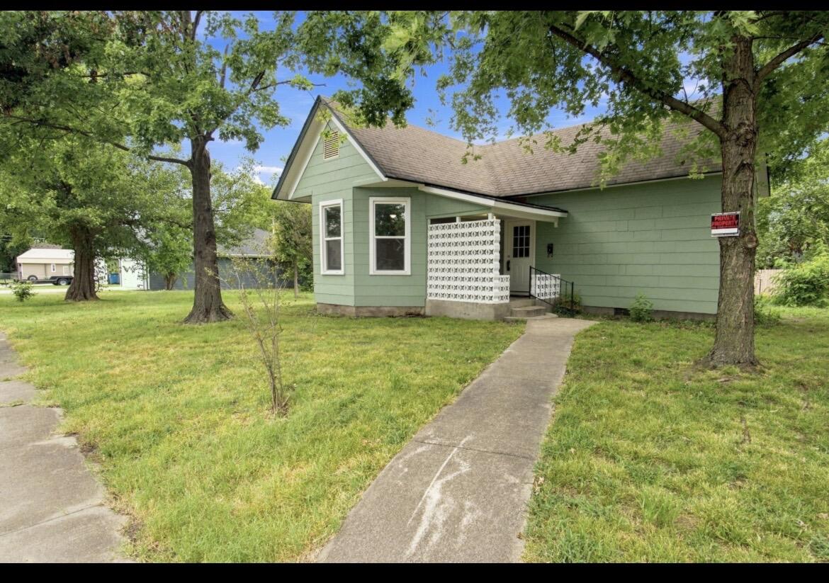 309 South Locust Street Property Photo 2