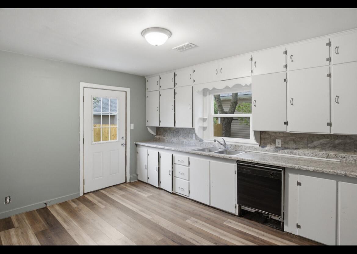 309 South Locust Street Property Photo 15