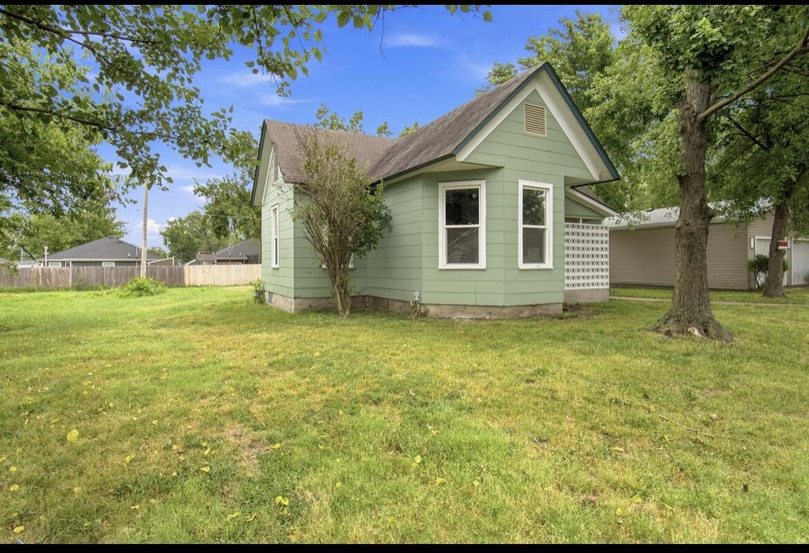 309 South Locust Street Property Photo 22